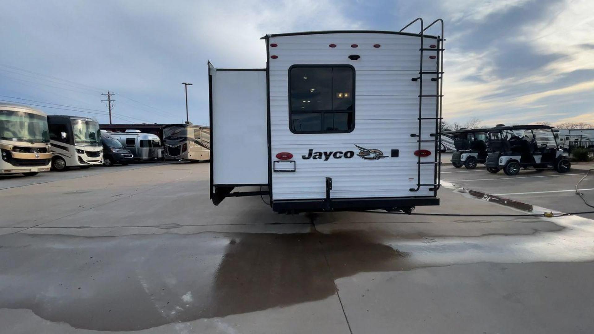 2020 JAYCO JAYFLIGHT 324BDSW (1UJBJ0BT1L7) , Length: 36.17 ft. | Dry Weight: 7,663 lbs. | Gross Weight: 9,000 lbs. | Slides: 2 transmission, located at 4319 N Main Street, Cleburne, TX, 76033, (817) 221-0660, 32.435829, -97.384178 - Photo#8