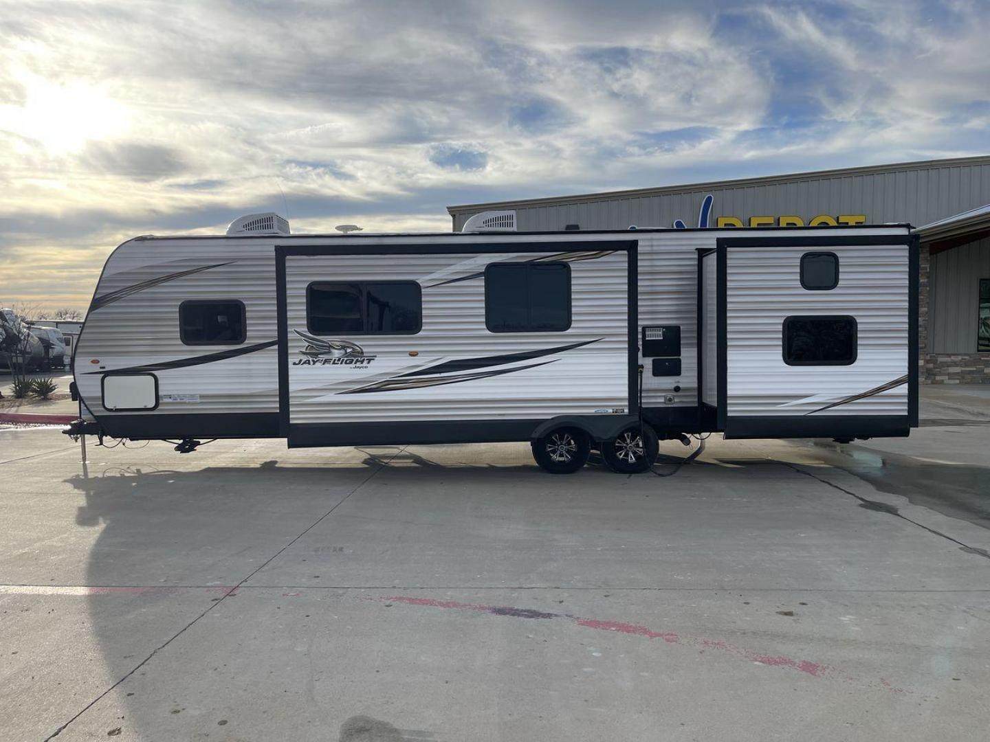 2020 JAYCO JAYFLIGHT 324BDSW (1UJBJ0BT1L7) , Length: 36.17 ft. | Dry Weight: 7,663 lbs. | Gross Weight: 9,000 lbs. | Slides: 2 transmission, located at 4319 N Main Street, Cleburne, TX, 76033, (817) 221-0660, 32.435829, -97.384178 - Photo#24