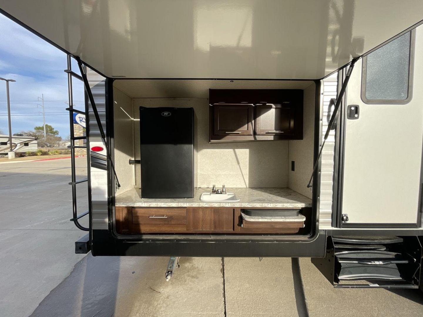 2020 JAYCO JAYFLIGHT 324BDSW (1UJBJ0BT1L7) , Length: 36.17 ft. | Dry Weight: 7,663 lbs. | Gross Weight: 9,000 lbs. | Slides: 2 transmission, located at 4319 N Main Street, Cleburne, TX, 76033, (817) 221-0660, 32.435829, -97.384178 - Photo#26