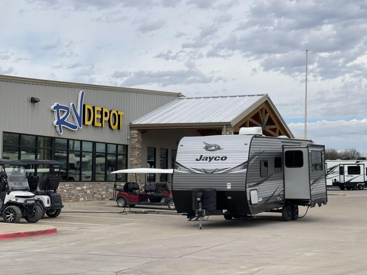 2020 JAYCO JAY FLIGHT 24RKS (1UJBJ0BN3L1) , Length: 28.67 ft. | Dry Weight: 5,555 lbs. | Gross Weight: 7,500 lbs. | Slides: 1 transmission, located at 4319 N Main Street, Cleburne, TX, 76033, (817) 221-0660, 32.435829, -97.384178 - This 2020 Jayco Jay Flight is a dual-axle steel wheel setup measuring 28.67 ft. in length and 11.08 ft. in height. It has a dry weight of 5,555 lbs. and a GVWR of 7,500 lbs. This travel trailer includes 1 power slide. Its interior features a front bedroom, a central living and kitchen space, and a r - Photo#0