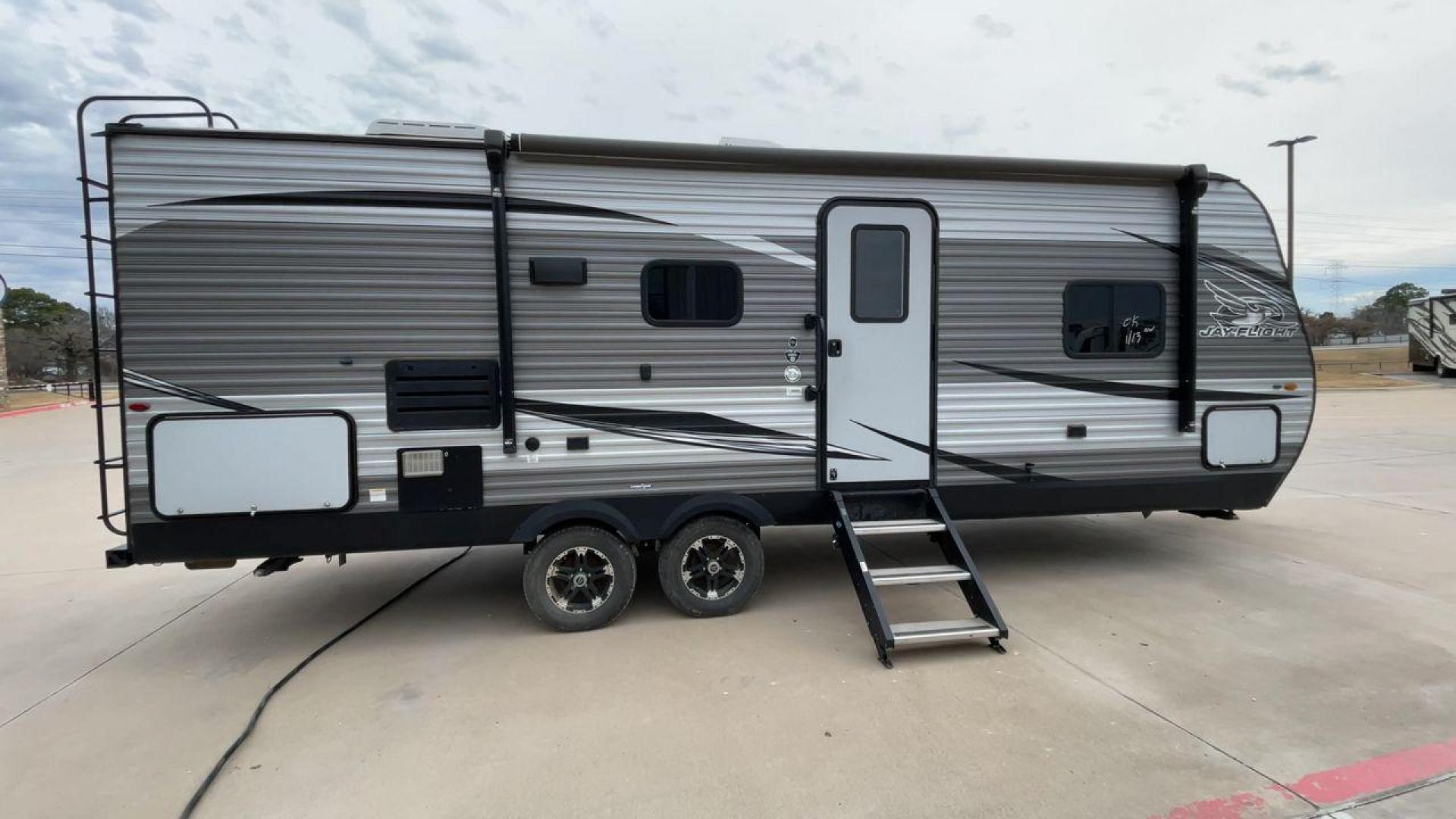 2020 JAYCO JAY FLIGHT 24RKS (1UJBJ0BN3L1) , Length: 28.67 ft. | Dry Weight: 5,555 lbs. | Gross Weight: 7,500 lbs. | Slides: 1 transmission, located at 4319 N Main Street, Cleburne, TX, 76033, (817) 221-0660, 32.435829, -97.384178 - This 2020 Jayco Jay Flight is a dual-axle steel wheel setup measuring 28.67 ft. in length and 11.08 ft. in height. It has a dry weight of 5,555 lbs. and a GVWR of 7,500 lbs. This travel trailer includes 1 power slide. Its interior features a front bedroom, a central living and kitchen space, and a r - Photo#2