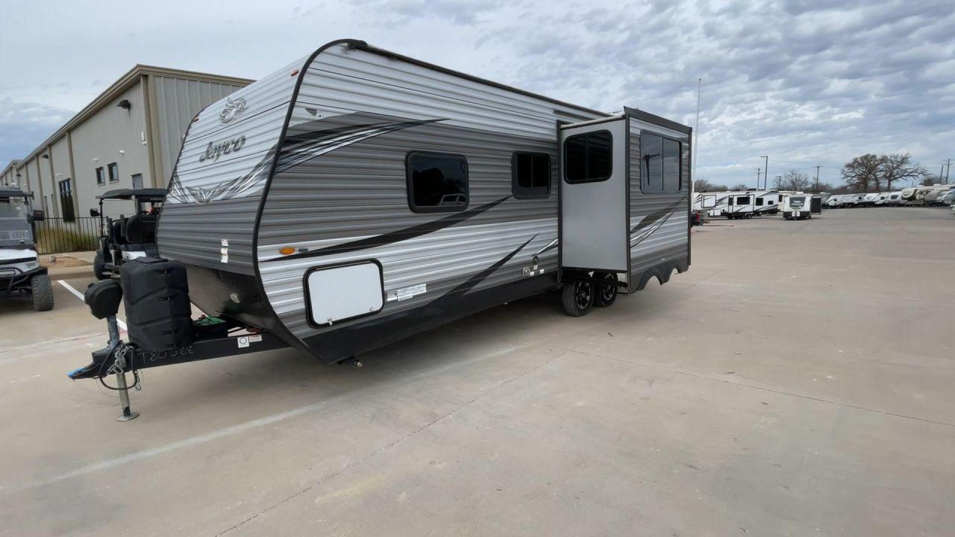 2020 JAYCO JAY FLIGHT 24RKS (1UJBJ0BN3L1) , Length: 28.67 ft. | Dry Weight: 5,555 lbs. | Gross Weight: 7,500 lbs. | Slides: 1 transmission, located at 4319 N Main Street, Cleburne, TX, 76033, (817) 221-0660, 32.435829, -97.384178 - This 2020 Jayco Jay Flight is a dual-axle steel wheel setup measuring 28.67 ft. in length and 11.08 ft. in height. It has a dry weight of 5,555 lbs. and a GVWR of 7,500 lbs. This travel trailer includes 1 power slide. Its interior features a front bedroom, a central living and kitchen space, and a r - Photo#5