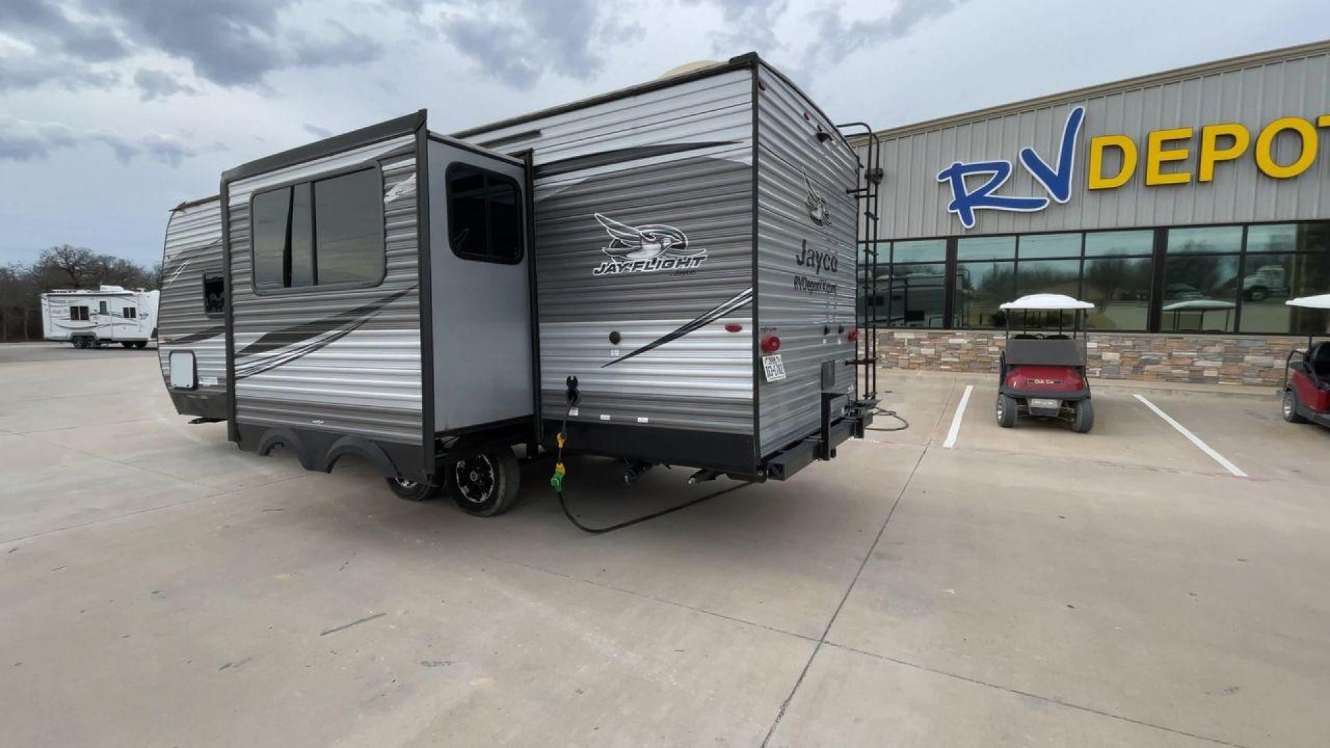 2020 JAYCO JAY FLIGHT 24RKS (1UJBJ0BN3L1) , Length: 28.67 ft. | Dry Weight: 5,555 lbs. | Gross Weight: 7,500 lbs. | Slides: 1 transmission, located at 4319 N Main Street, Cleburne, TX, 76033, (817) 221-0660, 32.435829, -97.384178 - This 2020 Jayco Jay Flight is a dual-axle steel wheel setup measuring 28.67 ft. in length and 11.08 ft. in height. It has a dry weight of 5,555 lbs. and a GVWR of 7,500 lbs. This travel trailer includes 1 power slide. Its interior features a front bedroom, a central living and kitchen space, and a r - Photo#7