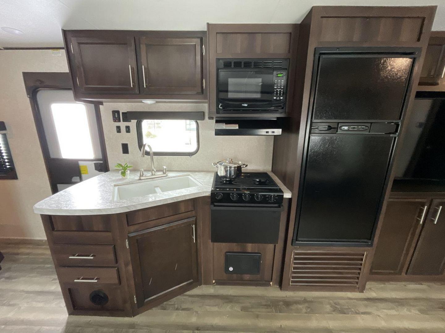 2020 JAYCO JAY FLIGHT 284BHS (1UJBJ0BR0L1) , located at 4319 N Main Street, Cleburne, TX, 76033, (817) 221-0660, 32.435829, -97.384178 - Photo#9