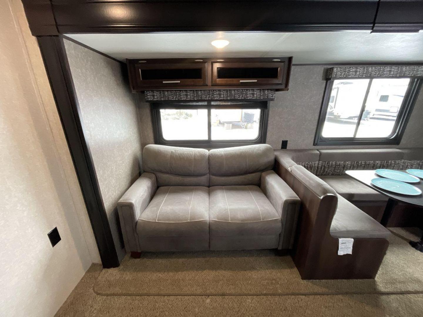 2020 JAYCO JAY FLIGHT 284BHS (1UJBJ0BR0L1) , located at 4319 N Main Street, Cleburne, TX, 76033, (817) 221-0660, 32.435829, -97.384178 - Photo#11