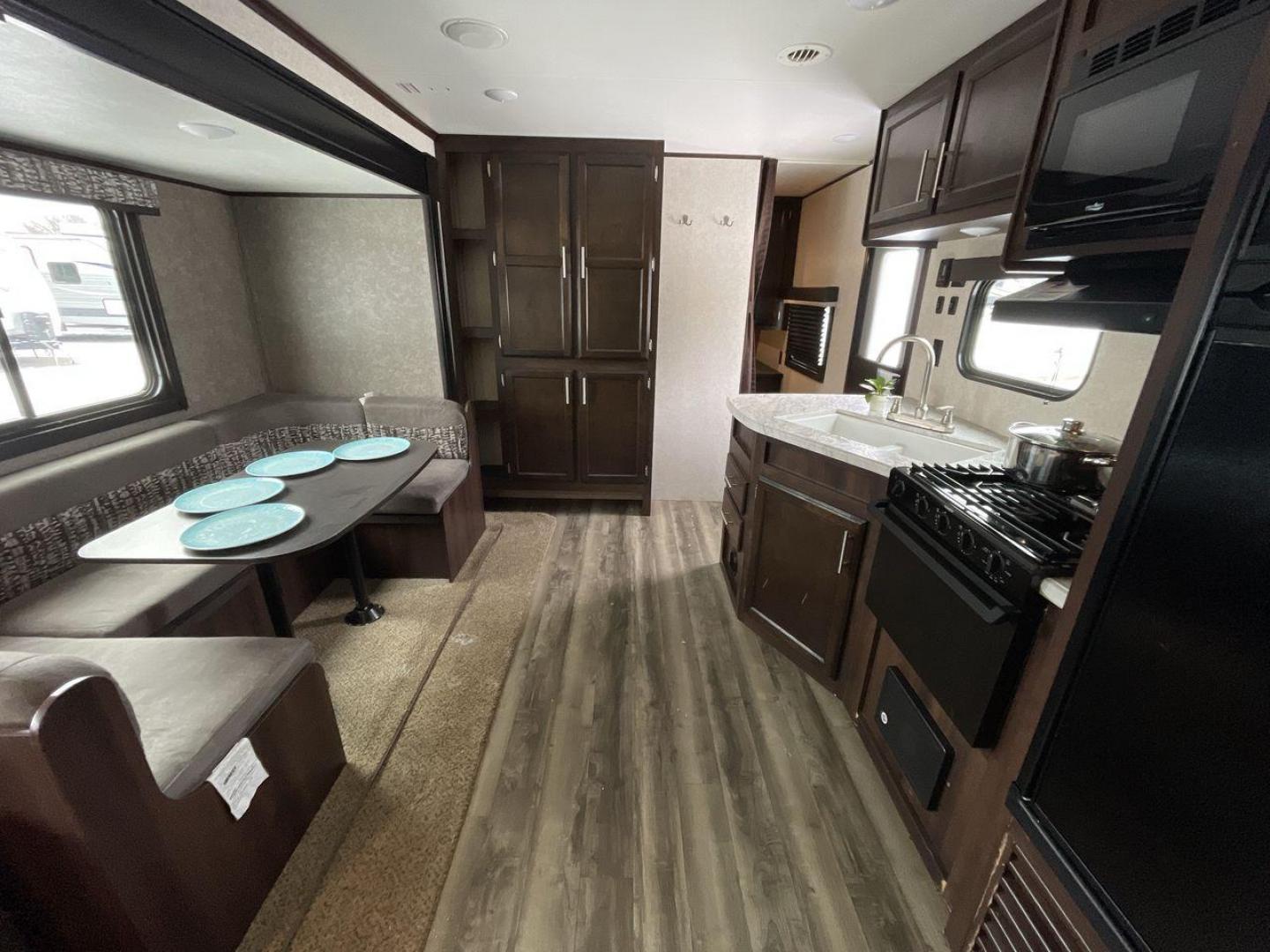 2020 JAYCO JAY FLIGHT 284BHS (1UJBJ0BR0L1) , located at 4319 N Main Street, Cleburne, TX, 76033, (817) 221-0660, 32.435829, -97.384178 - Photo#12