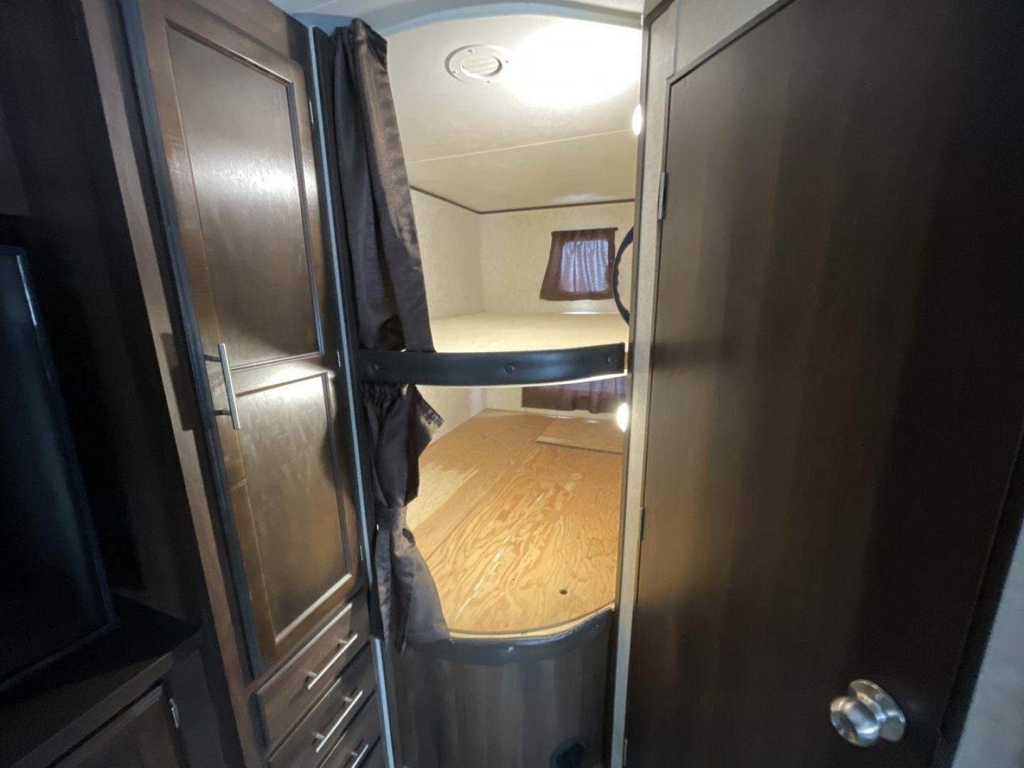 2020 JAYCO JAY FLIGHT 284BHS (1UJBJ0BR0L1) , located at 4319 N Main Street, Cleburne, TX, 76033, (817) 221-0660, 32.435829, -97.384178 - Photo#18