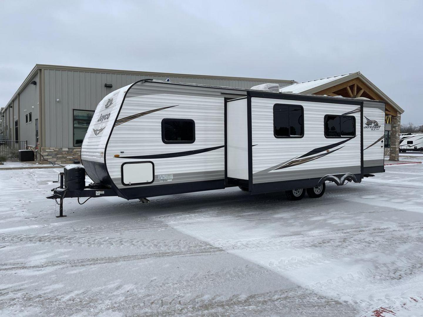 2020 JAYCO JAY FLIGHT 284BHS (1UJBJ0BR0L1) , located at 4319 N Main Street, Cleburne, TX, 76033, (817) 221-0660, 32.435829, -97.384178 - Photo#22