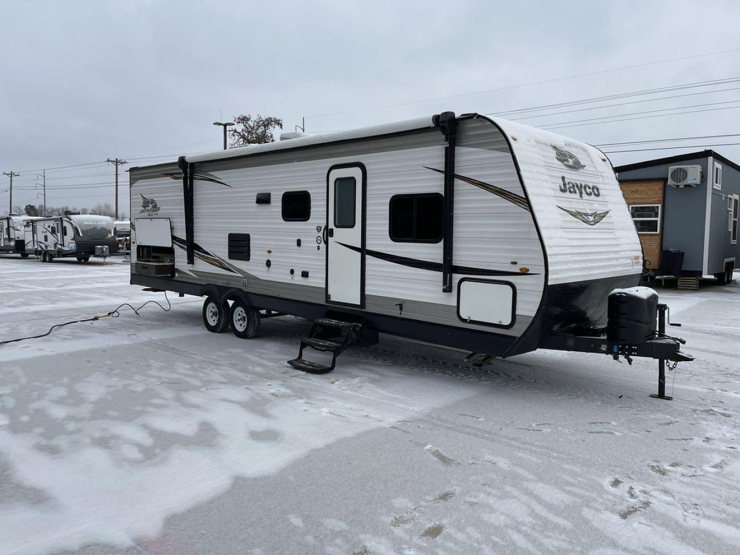 2020 JAYCO JAY FLIGHT 284BHS (1UJBJ0BR0L1) , located at 4319 N Main Street, Cleburne, TX, 76033, (817) 221-0660, 32.435829, -97.384178 - Photo#23