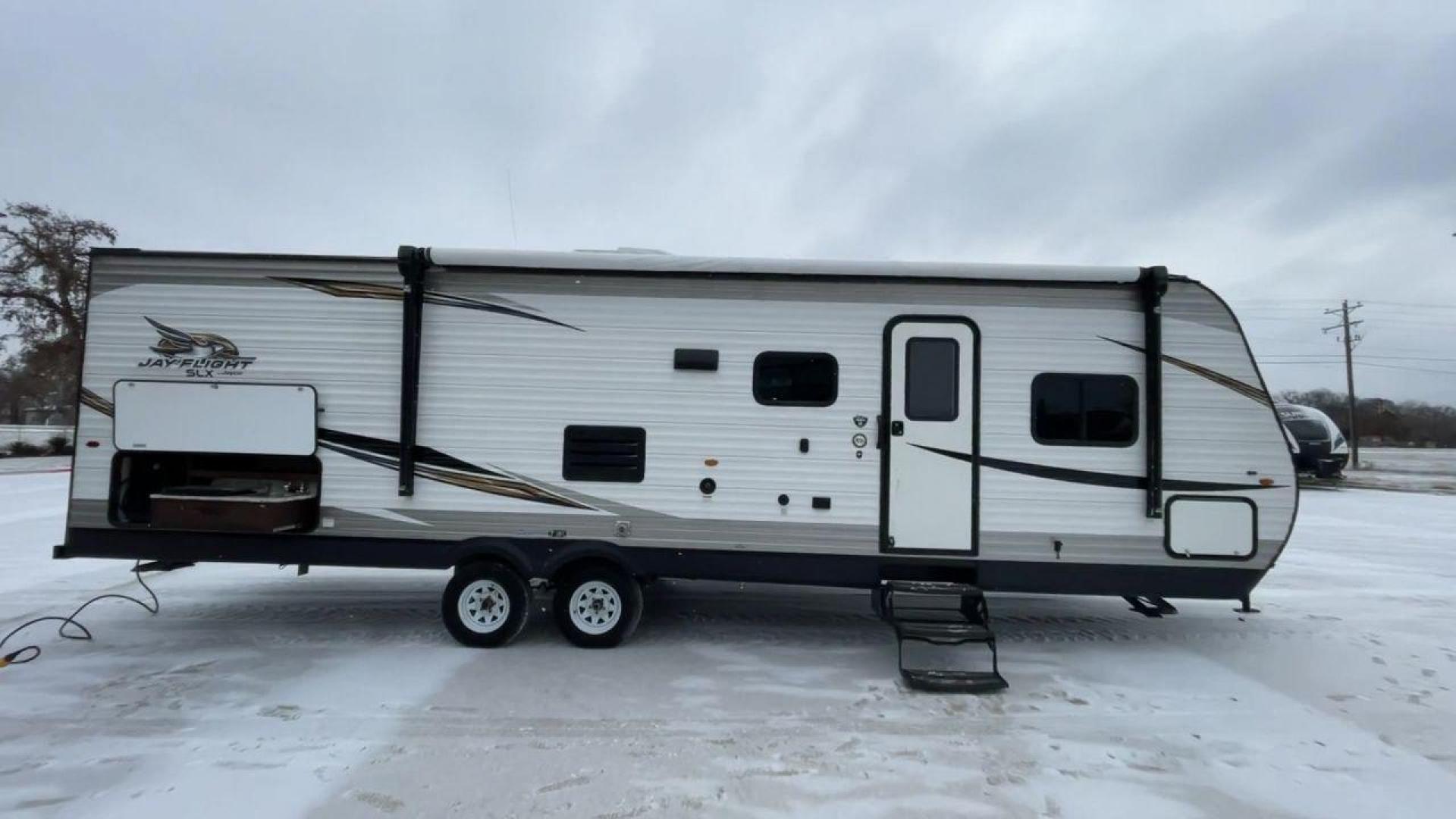 2020 JAYCO JAY FLIGHT 284BHS (1UJBJ0BR0L1) , located at 4319 N Main Street, Cleburne, TX, 76033, (817) 221-0660, 32.435829, -97.384178 - Photo#2