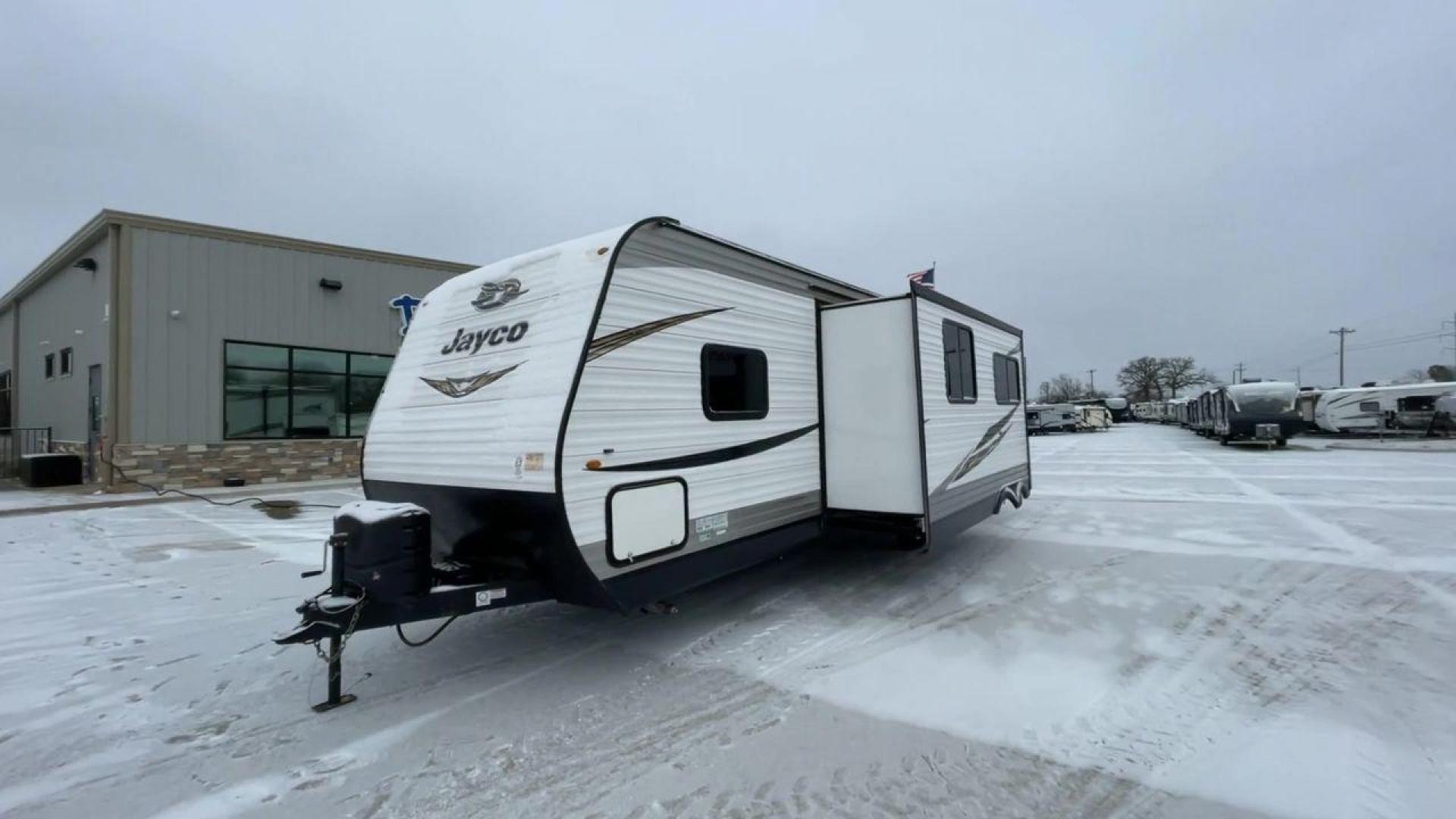 2020 JAYCO JAY FLIGHT 284BHS (1UJBJ0BR0L1) , located at 4319 N Main Street, Cleburne, TX, 76033, (817) 221-0660, 32.435829, -97.384178 - Photo#5