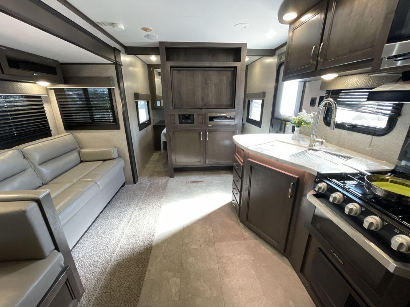 2020 JAYCO JAY FLIGHT 32BHDS (1UJBJ0BT3L1) , located at 4319 N Main Street, Cleburne, TX, 76033, (817) 221-0660, 32.435829, -97.384178 - Photo#11