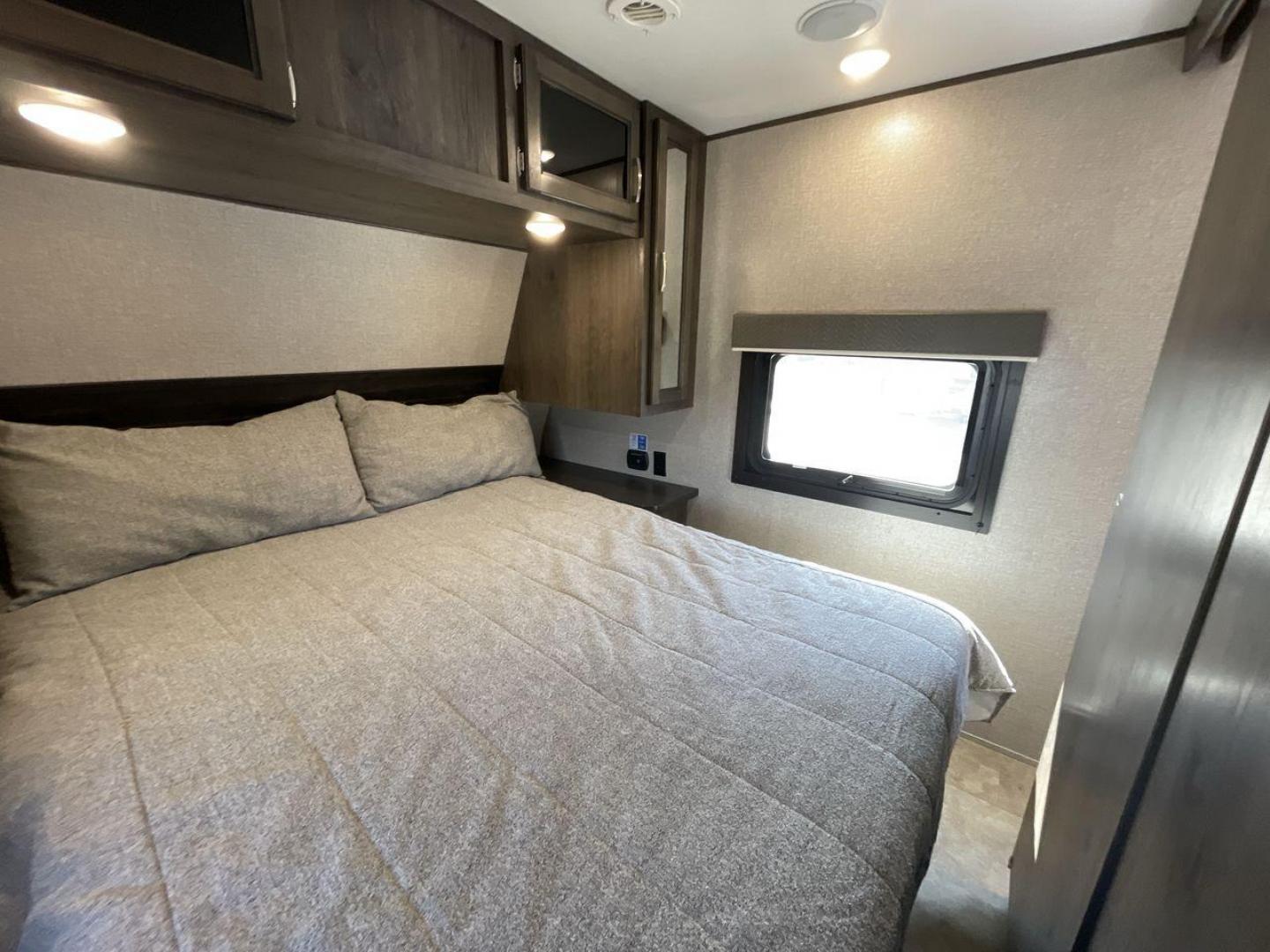 2020 JAYCO JAY FLIGHT 32BHDS (1UJBJ0BT3L1) , located at 4319 N Main Street, Cleburne, TX, 76033, (817) 221-0660, 32.435829, -97.384178 - Photo#17