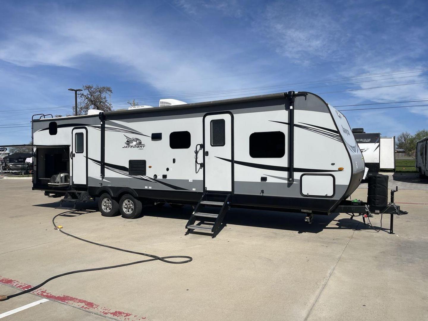 2020 JAYCO JAY FLIGHT 32BHDS (1UJBJ0BT3L1) , located at 4319 N Main Street, Cleburne, TX, 76033, (817) 221-0660, 32.435829, -97.384178 - Photo#24