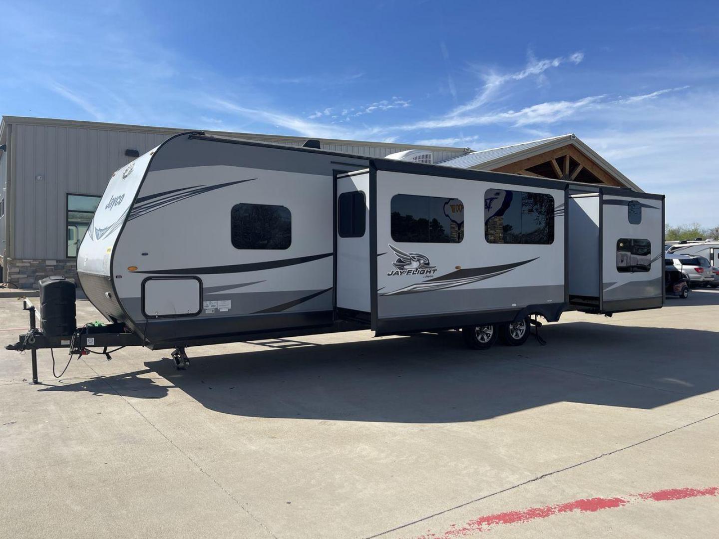 2020 JAYCO JAY FLIGHT 32BHDS (1UJBJ0BT3L1) , located at 4319 N Main Street, Cleburne, TX, 76033, (817) 221-0660, 32.435829, -97.384178 - Photo#25