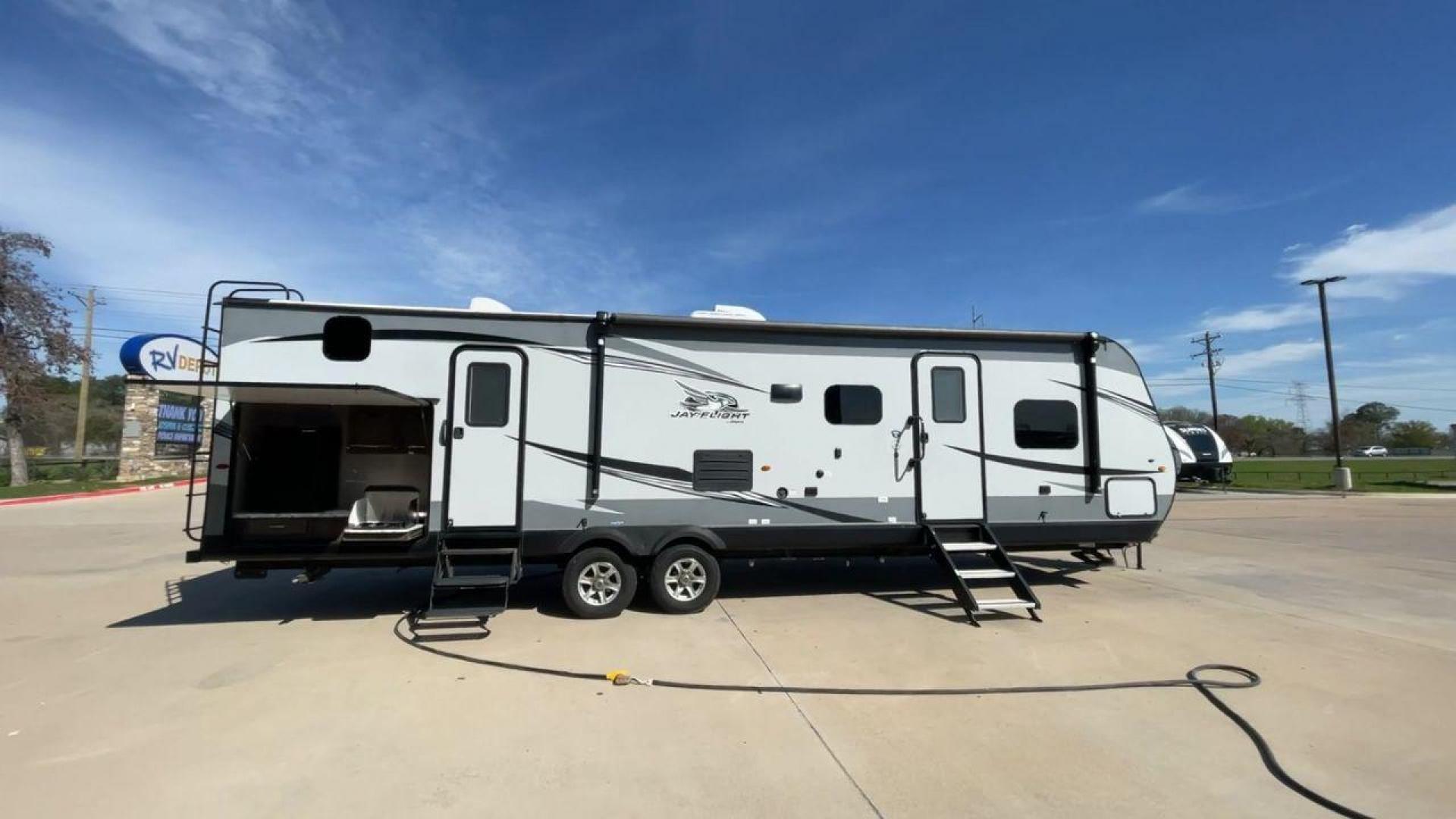 2020 JAYCO JAY FLIGHT 32BHDS (1UJBJ0BT3L1) , located at 4319 N Main Street, Cleburne, TX, 76033, (817) 221-0660, 32.435829, -97.384178 - Photo#2