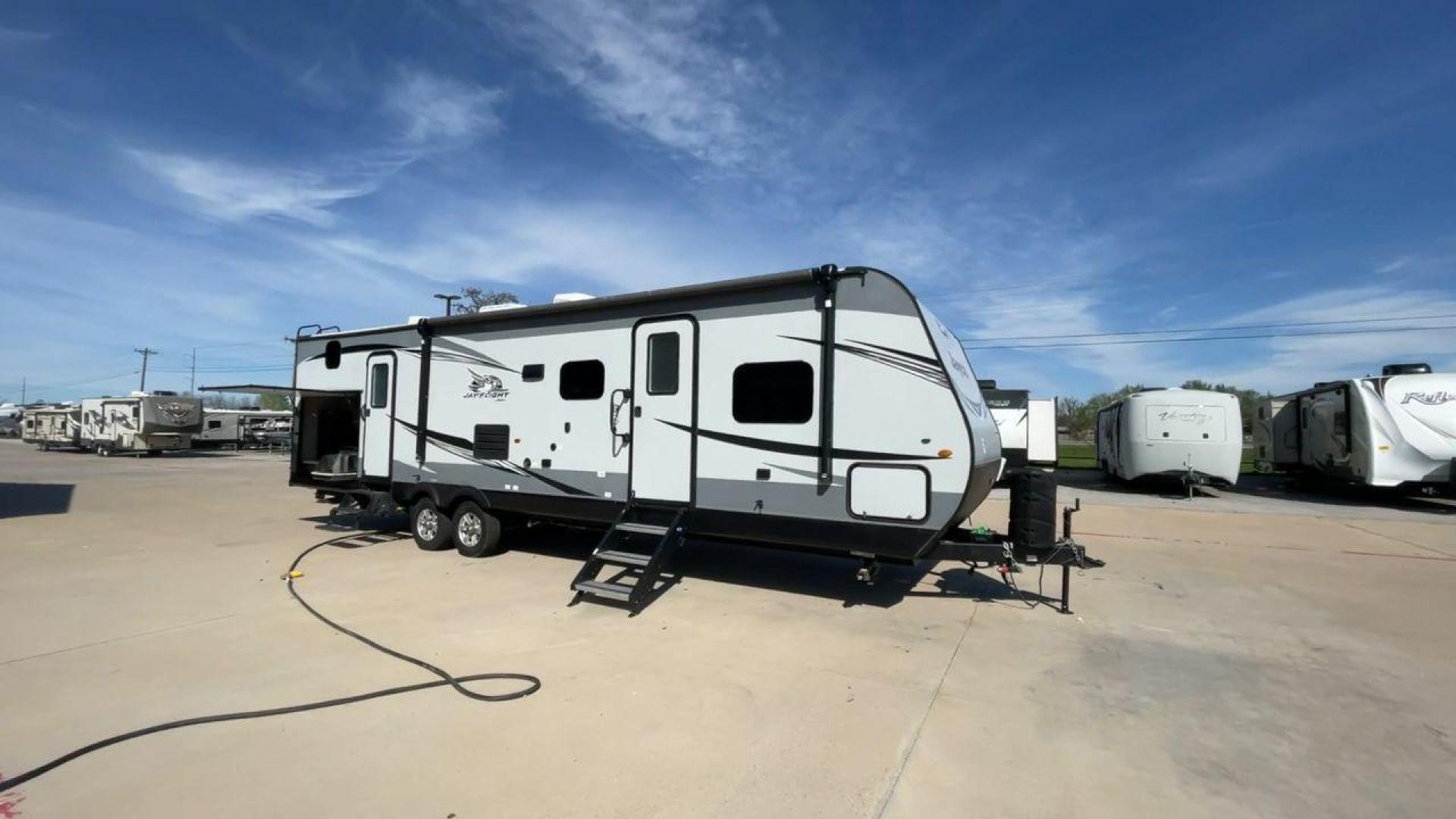 2020 JAYCO JAY FLIGHT 32BHDS (1UJBJ0BT3L1) , located at 4319 N Main Street, Cleburne, TX, 76033, (817) 221-0660, 32.435829, -97.384178 - Photo#3