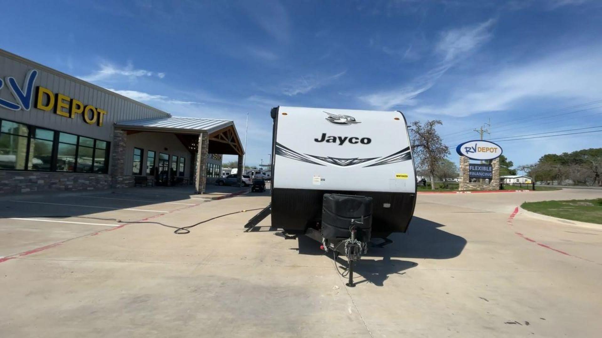 2020 JAYCO JAY FLIGHT 32BHDS (1UJBJ0BT3L1) , located at 4319 N Main Street, Cleburne, TX, 76033, (817) 221-0660, 32.435829, -97.384178 - Photo#4