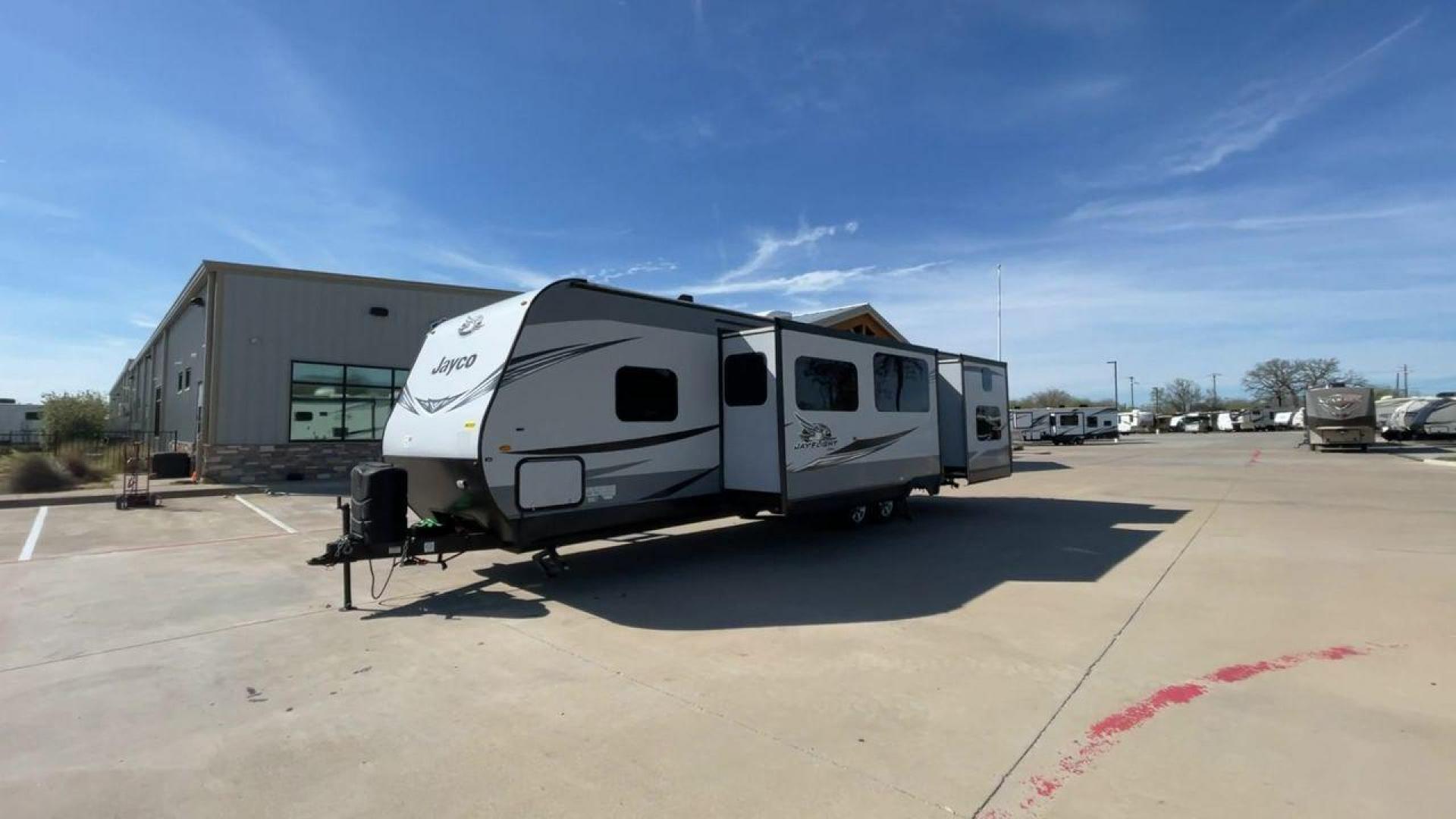 2020 JAYCO JAY FLIGHT 32BHDS (1UJBJ0BT3L1) , located at 4319 N Main Street, Cleburne, TX, 76033, (817) 221-0660, 32.435829, -97.384178 - Photo#5