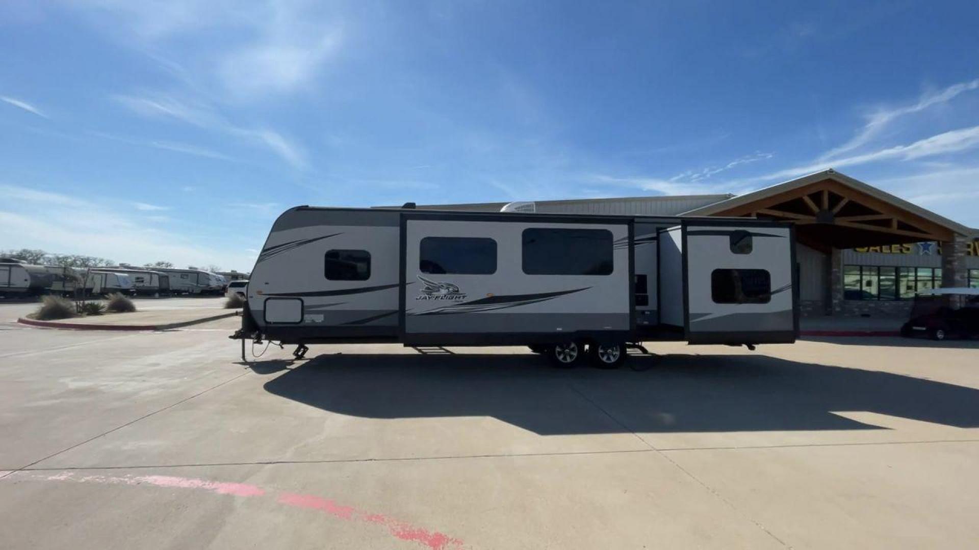 2020 JAYCO JAY FLIGHT 32BHDS (1UJBJ0BT3L1) , located at 4319 N Main Street, Cleburne, TX, 76033, (817) 221-0660, 32.435829, -97.384178 - Photo#6