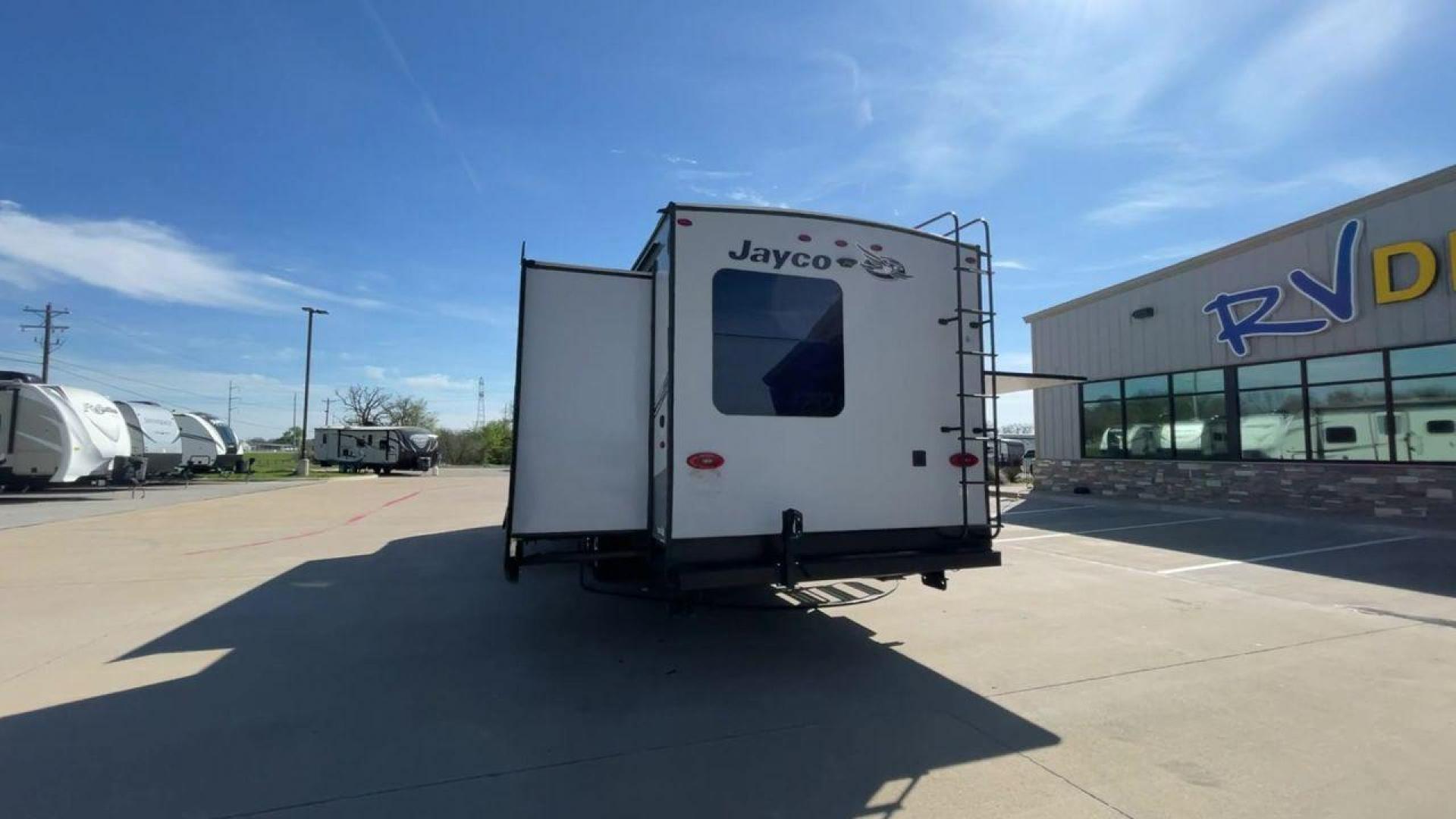 2020 JAYCO JAY FLIGHT 32BHDS (1UJBJ0BT3L1) , located at 4319 N Main Street, Cleburne, TX, 76033, (817) 221-0660, 32.435829, -97.384178 - Photo#8