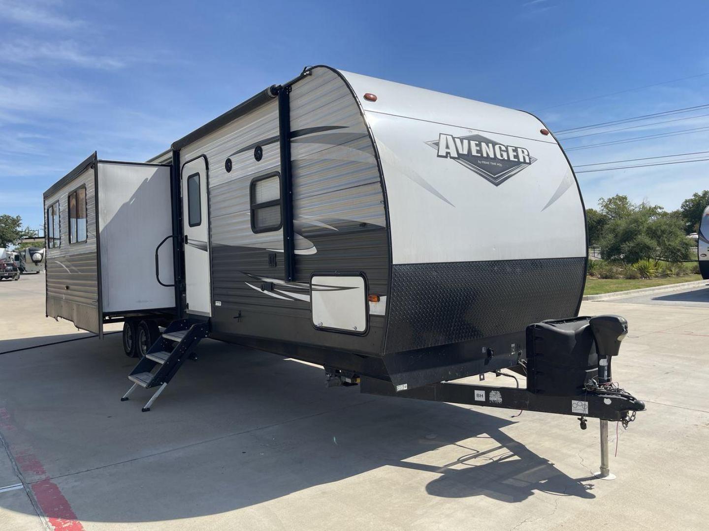 2020 TAN KEYSTONE AVENGER 32QBI (5ZT2AVXB5LB) , Length: 38 ft. | Dry Weight: 9,029 lbs. | Slides: 3 transmission, located at 4319 N Main Street, Cleburne, TX, 76033, (817) 221-0660, 32.435829, -97.384178 - Photo#23