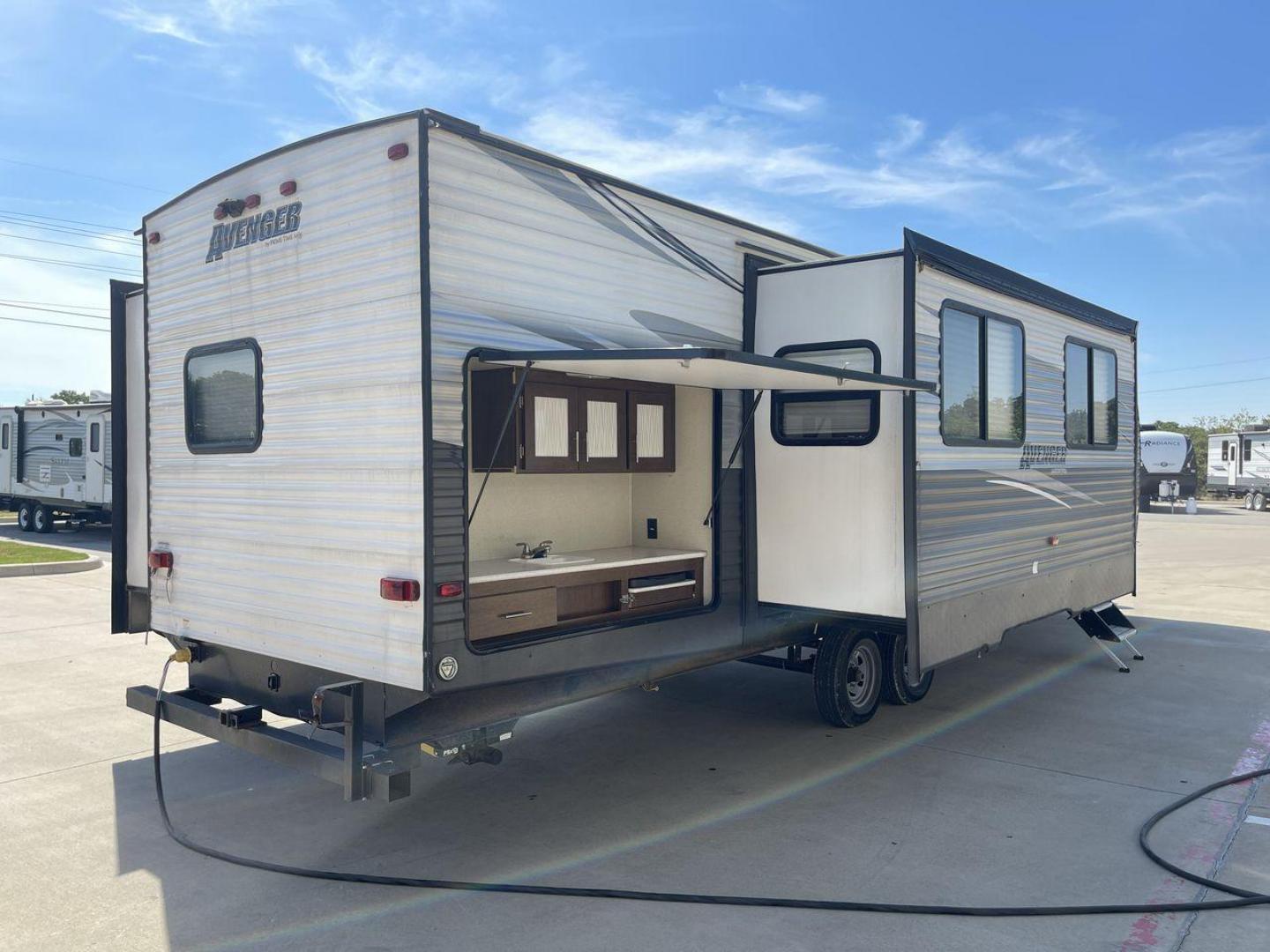 2020 TAN KEYSTONE AVENGER 32QBI (5ZT2AVXB5LB) , Length: 38 ft. | Dry Weight: 9,029 lbs. | Slides: 3 transmission, located at 4319 N Main Street, Cleburne, TX, 76033, (817) 221-0660, 32.435829, -97.384178 - Photo#25