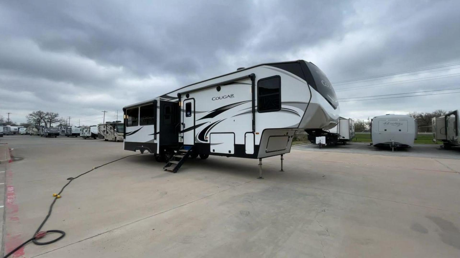 2020 KEYSTONE COUGAR 369BHS (4YDF36921L2) , located at 4319 N Main Street, Cleburne, TX, 76033, (817) 221-0660, 32.435829, -97.384178 - Photo#3