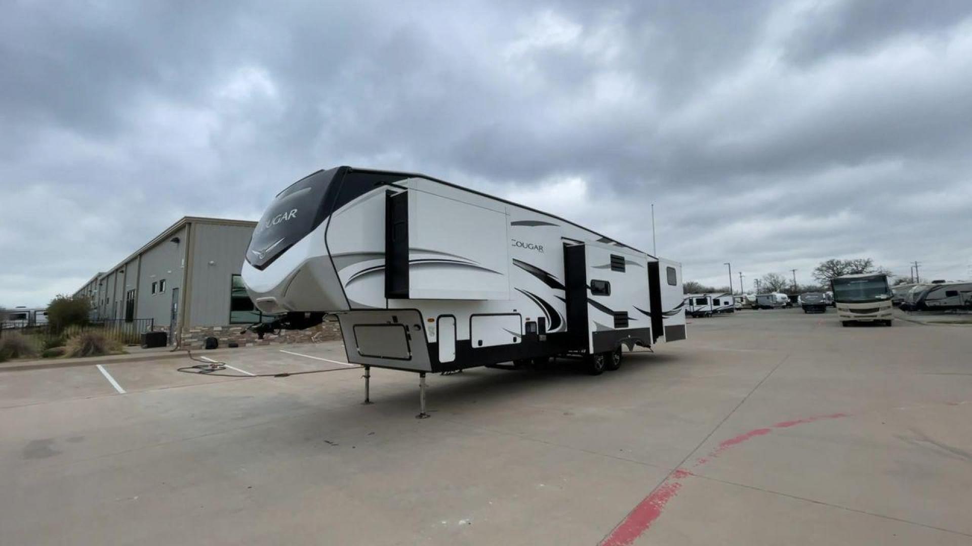 2020 KEYSTONE COUGAR 369BHS (4YDF36921L2) , located at 4319 N Main Street, Cleburne, TX, 76033, (817) 221-0660, 32.435829, -97.384178 - Photo#5