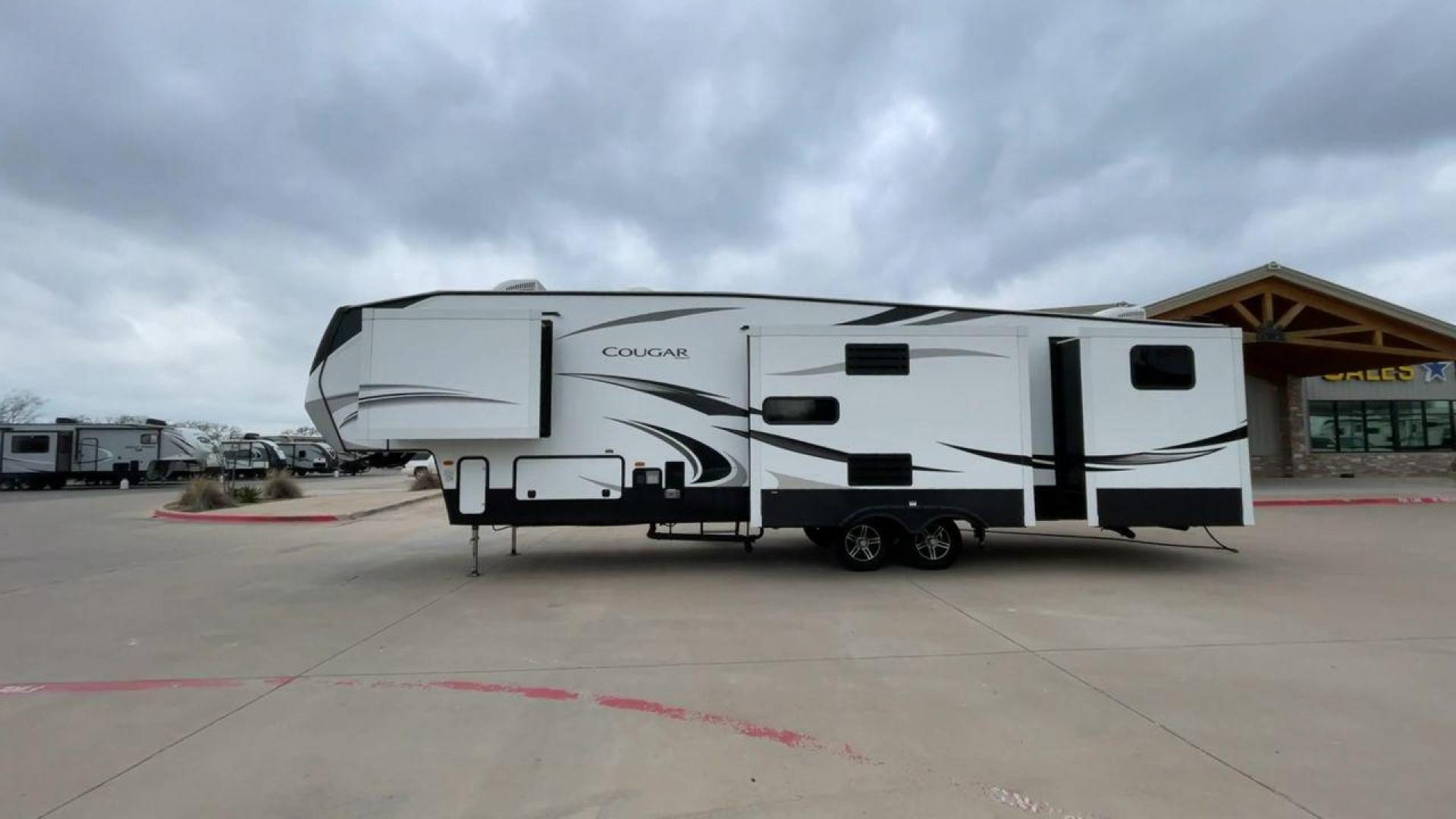 2020 KEYSTONE COUGAR 369BHS (4YDF36921L2) , located at 4319 N Main Street, Cleburne, TX, 76033, (817) 221-0660, 32.435829, -97.384178 - Photo#6