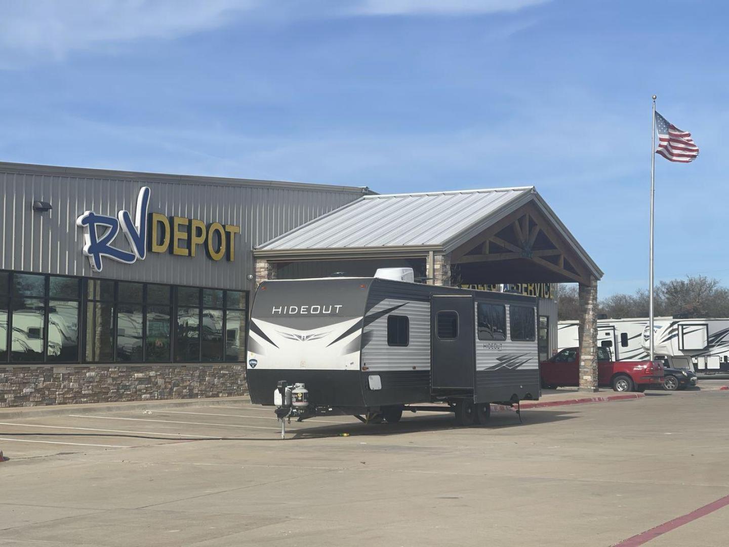 2020 KEYSTONE HIDEOUT 29DFS (4YDT29D26L7) , Length: 33.92 ft. | Dry Weight: 7,162 lbs. | Gross Weight: 9,680 lbs. | Slides: 1 transmission, located at 4319 N Main Street, Cleburne, TX, 76033, (817) 221-0660, 32.435829, -97.384178 - Take the whole family and a few extra on an adventure in this 2020 Keystone Hideout 29DFS! This travel trailer measures almost 34 feet long and 11 feet tall. It has a dry weight of 7,162 lbs. and a GVWR of 9,680 lbs. It includes one power slide as well as one power awning. This Hideout is a bu - Photo#0