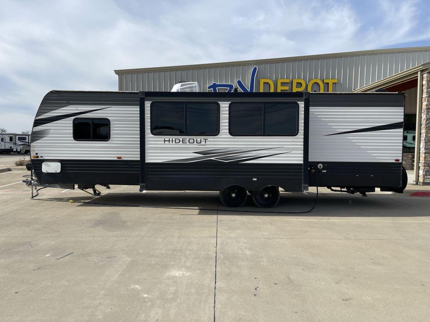 2020 KEYSTONE HIDEOUT 29DFS (4YDT29D26L7) , Length: 33.92 ft. | Dry Weight: 7,162 lbs. | Gross Weight: 9,680 lbs. | Slides: 1 transmission, located at 4319 N Main Street, Cleburne, TX, 76033, (817) 221-0660, 32.435829, -97.384178 - Take the whole family and a few extra on an adventure in this 2020 Keystone Hideout 29DFS! This travel trailer measures almost 34 feet long and 11 feet tall. It has a dry weight of 7,162 lbs. and a GVWR of 9,680 lbs. It includes one power slide as well as one power awning. This Hideout is a bu - Photo#24