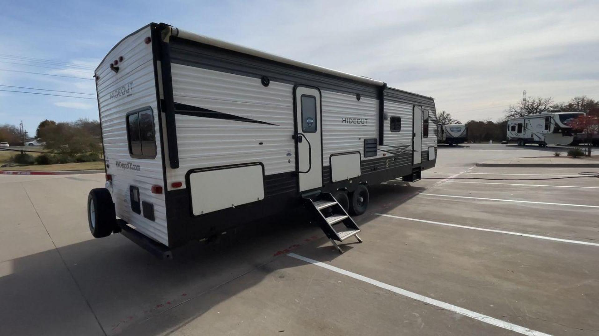 2020 KEYSTONE HIDEOUT 29DFS (4YDT29D26L7) , Length: 33.92 ft. | Dry Weight: 7,162 lbs. | Gross Weight: 9,680 lbs. | Slides: 1 transmission, located at 4319 N Main Street, Cleburne, TX, 76033, (817) 221-0660, 32.435829, -97.384178 - Take the whole family and a few extra on an adventure in this 2020 Keystone Hideout 29DFS! This travel trailer measures almost 34 feet long and 11 feet tall. It has a dry weight of 7,162 lbs. and a GVWR of 9,680 lbs. It includes one power slide as well as one power awning. This Hideout is a bu - Photo#1