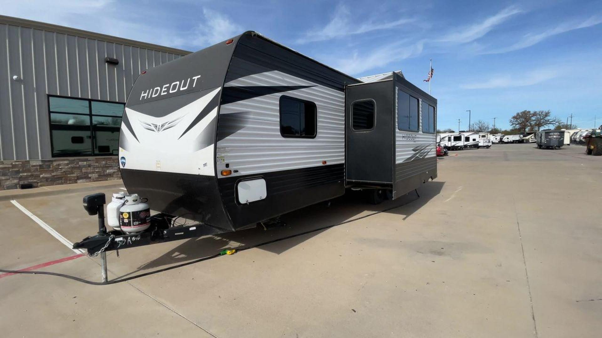 2020 KEYSTONE HIDEOUT 29DFS (4YDT29D26L7) , Length: 33.92 ft. | Dry Weight: 7,162 lbs. | Gross Weight: 9,680 lbs. | Slides: 1 transmission, located at 4319 N Main Street, Cleburne, TX, 76033, (817) 221-0660, 32.435829, -97.384178 - Take the whole family and a few extra on an adventure in this 2020 Keystone Hideout 29DFS! This travel trailer measures almost 34 feet long and 11 feet tall. It has a dry weight of 7,162 lbs. and a GVWR of 9,680 lbs. It includes one power slide as well as one power awning. This Hideout is a bu - Photo#5