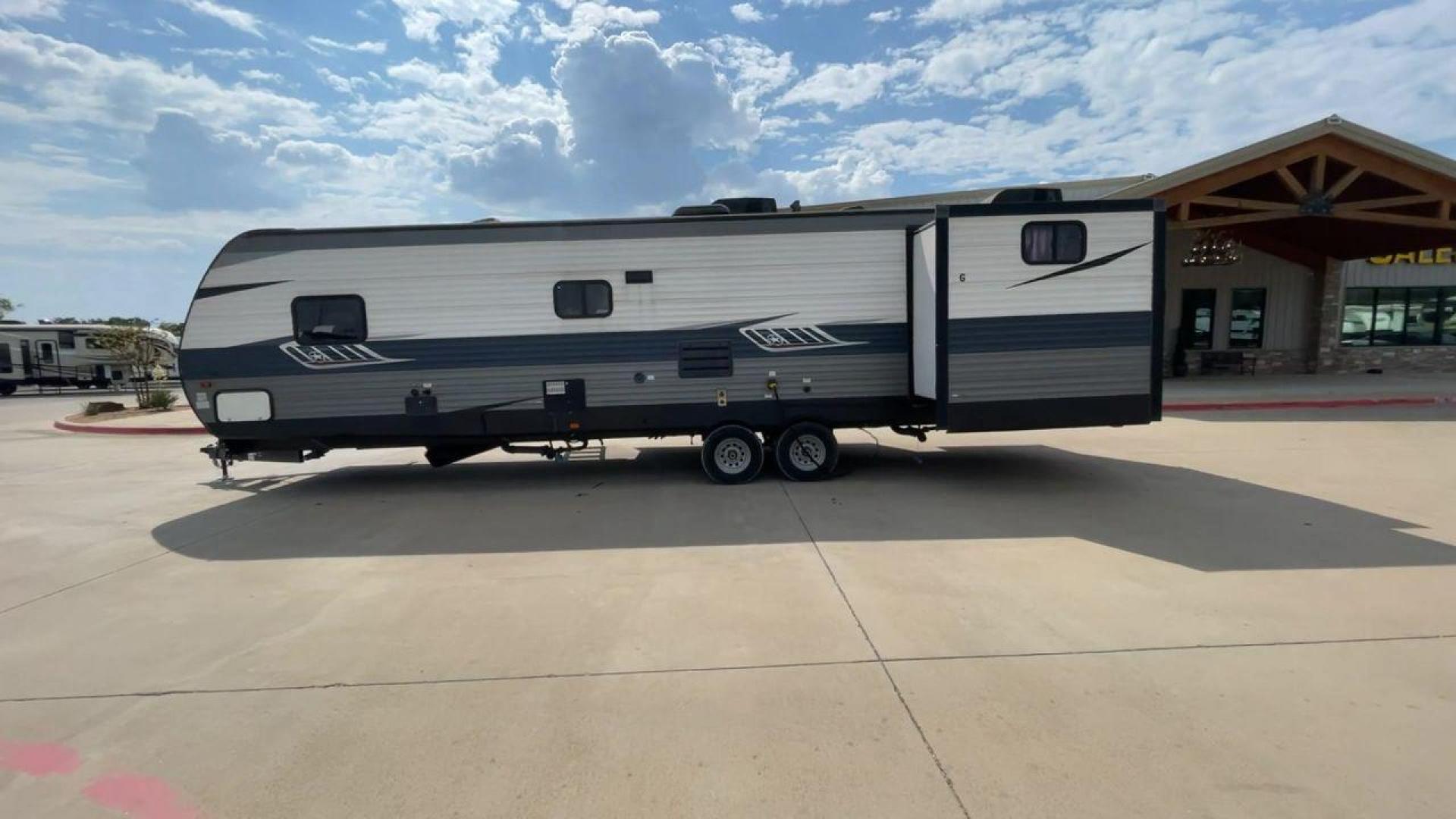 2020 GRAY KEYSTONE LONGHORN 333DB (4YDT33324LS) , Length: 37 ft | Dry Weight: 8,214 lbs | Slides: 2 transmission, located at 4319 N Main Street, Cleburne, TX, 76033, (817) 221-0660, 32.435829, -97.384178 - Photo#6