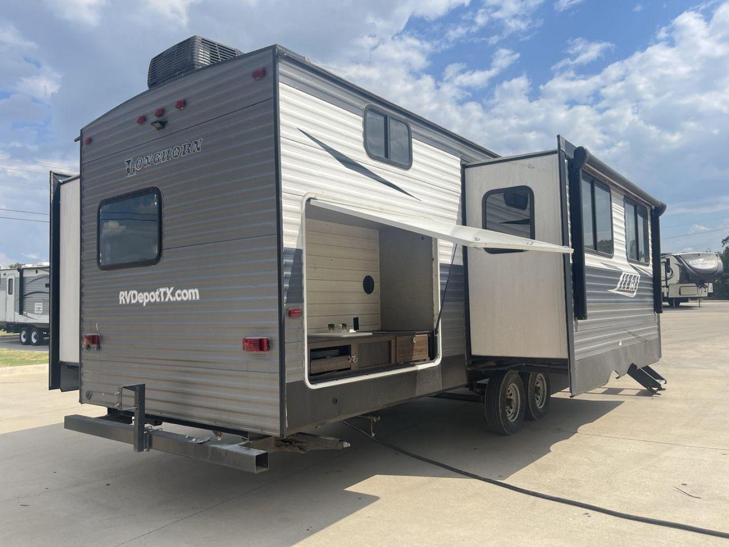 2020 GRAY KEYSTONE LONGHORN 333DB (4YDT33324LS) , Length: 37 ft | Dry Weight: 8,214 lbs | Slides: 2 transmission, located at 4319 N Main Street, Cleburne, TX, 76033, (817) 221-0660, 32.435829, -97.384178 - Photo#25