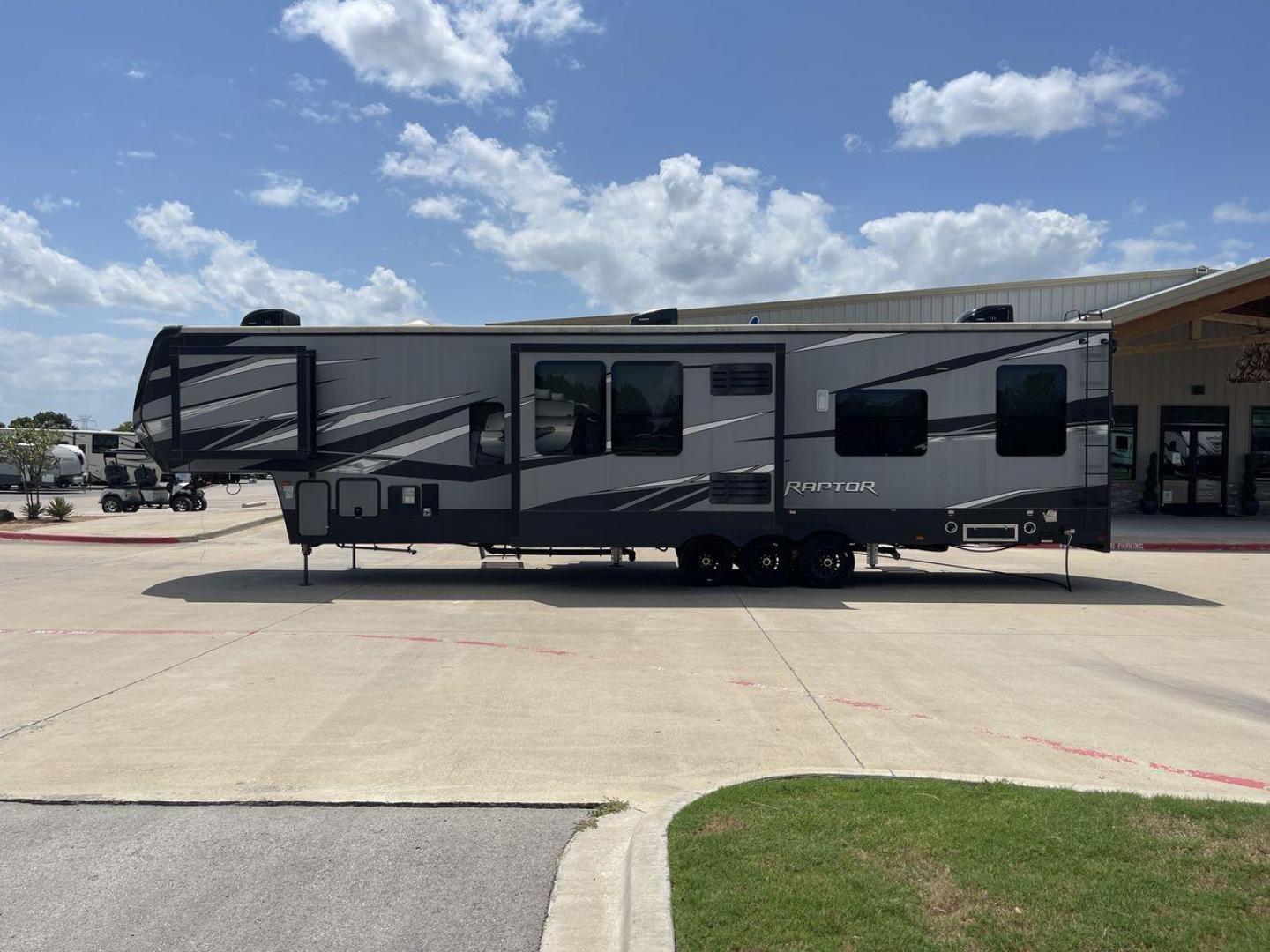 2020 KEYSTONE RAPTOR 423 (4YDF42332LR) , located at 4319 N Main Street, Cleburne, TX, 76033, (817) 221-0660, 32.435829, -97.384178 - Photo#24