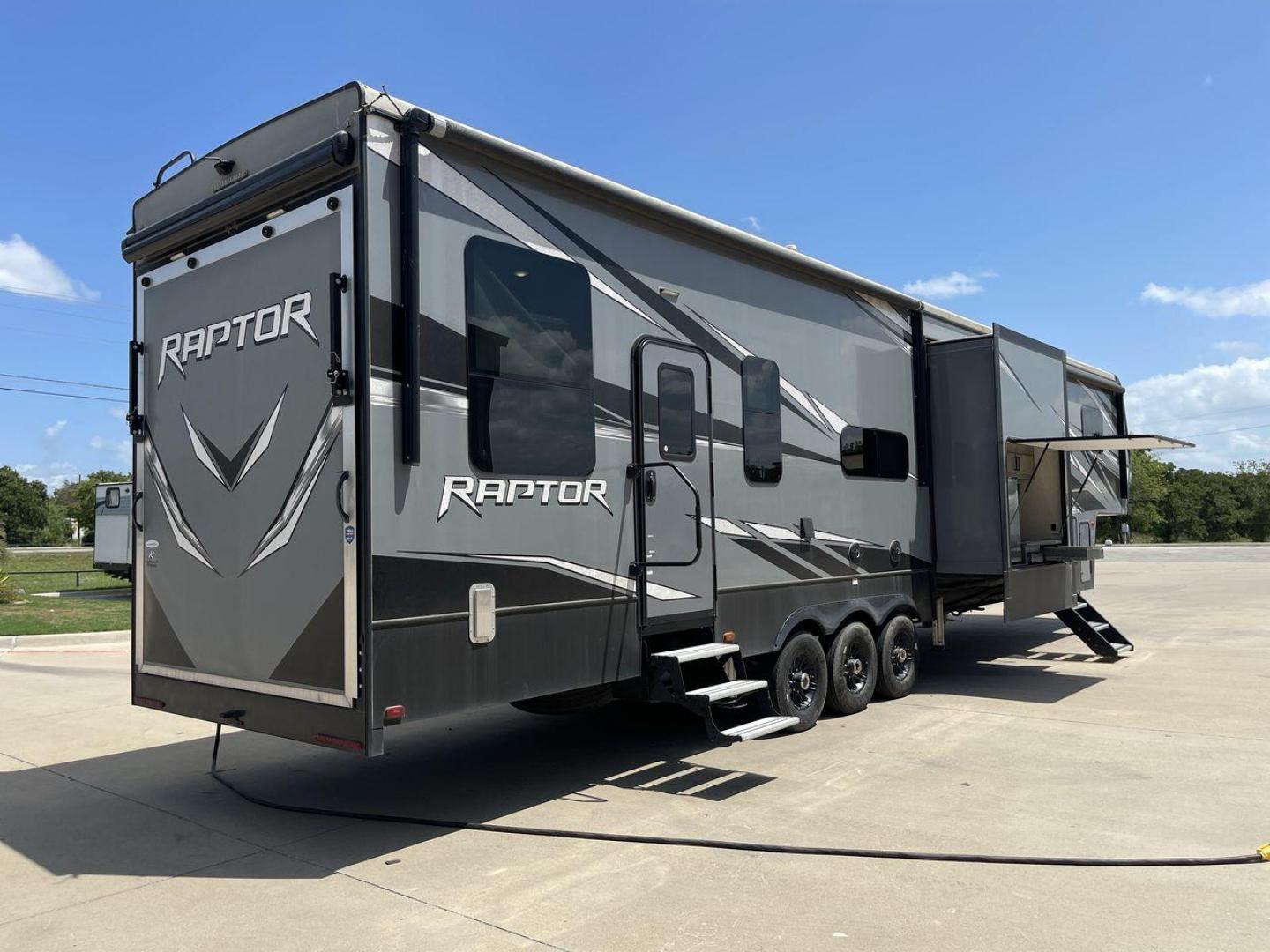 2020 KEYSTONE RAPTOR 423 (4YDF42332LR) , located at 4319 N Main Street, Cleburne, TX, 76033, (817) 221-0660, 32.435829, -97.384178 - Photo#25