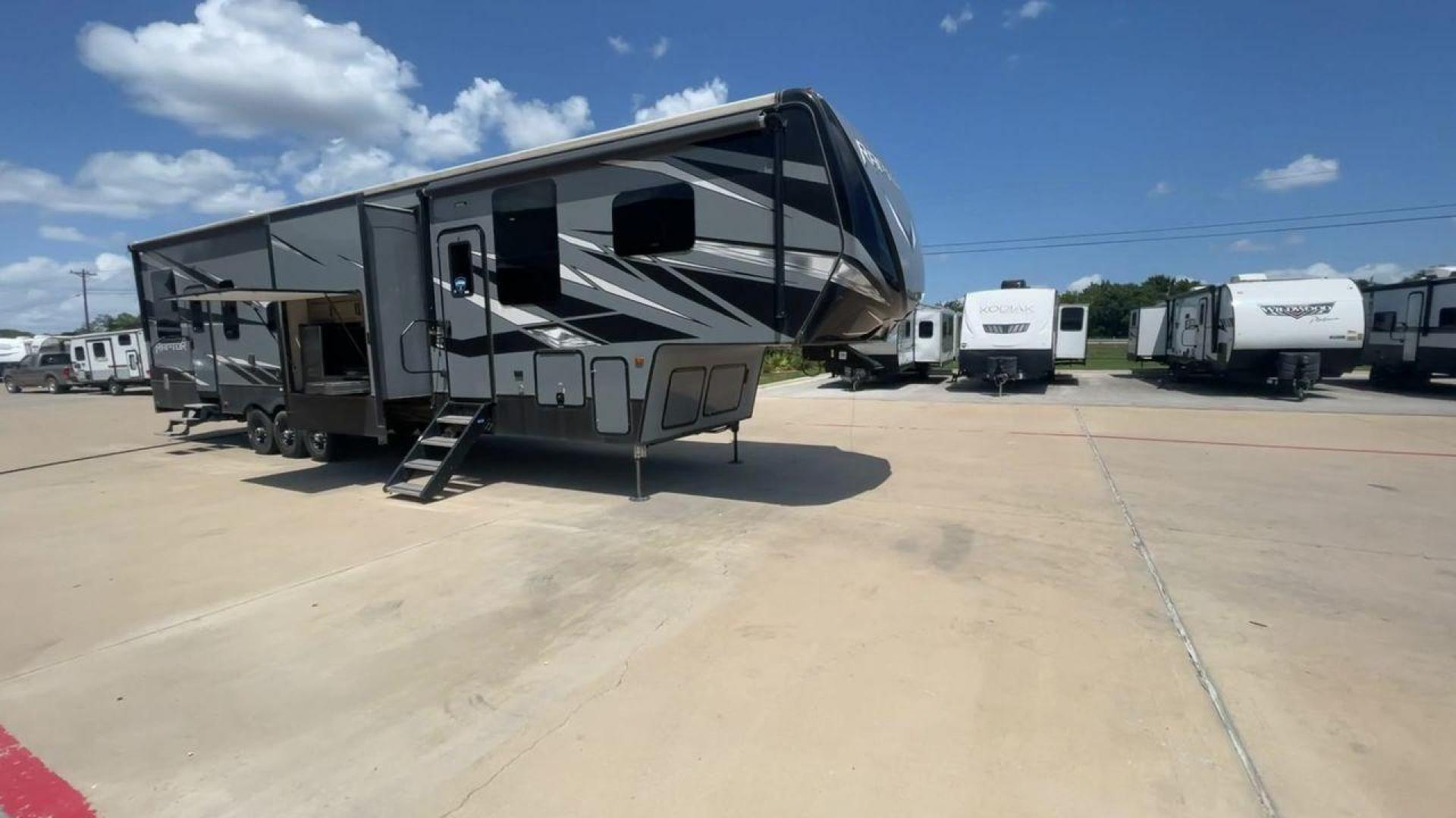 2020 KEYSTONE RAPTOR 423 (4YDF42332LR) , located at 4319 N Main Street, Cleburne, TX, 76033, (817) 221-0660, 32.435829, -97.384178 - Photo#3