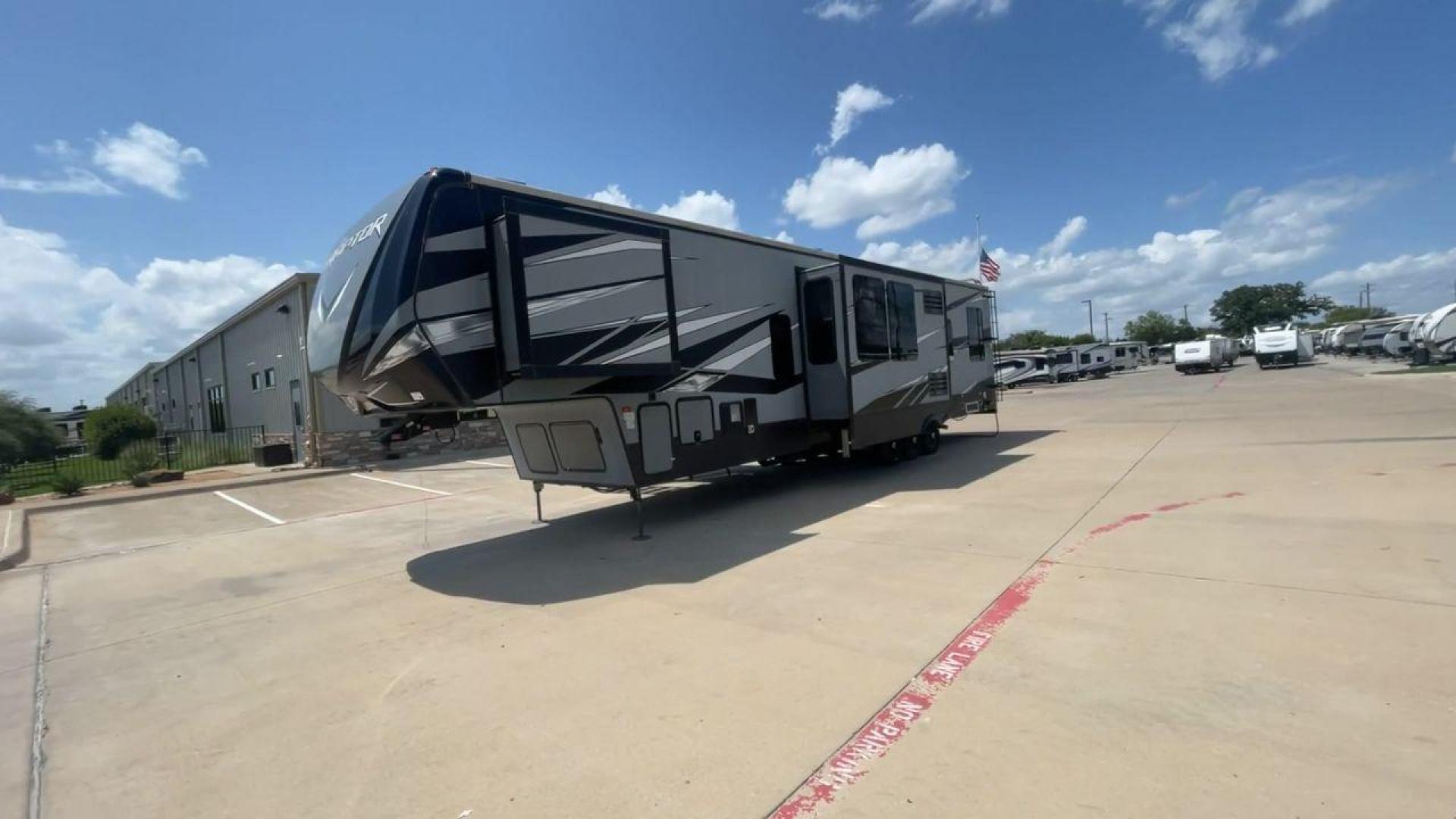 2020 KEYSTONE RAPTOR 423 (4YDF42332LR) , located at 4319 N Main Street, Cleburne, TX, 76033, (817) 221-0660, 32.435829, -97.384178 - Photo#5