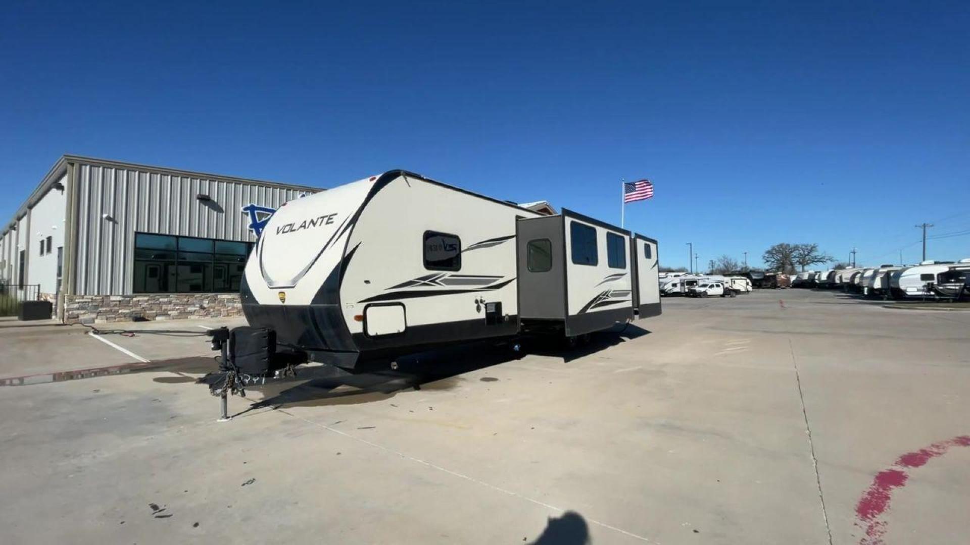 2020 KEYSTONE RV VOLANTE 33BH (4YDT33B26L6) , Length: 37.5 ft. | Dry Weight: 8,284 lbs. | Slides: 3 transmission, located at 4319 N Main Street, Cleburne, TX, 76033, (817) 221-0660, 32.435829, -97.384178 - With the 2020 Keystone RV Volante 33BH travel trailer, the family will sure enjoy every camping trip in all seasons. This trailer comes with ideal amenities to make your stay comfortable. This unit measures 38 ft length, 8 ft width, and 11.6 ft interior height. It has a dry weight of 7,658 lbs along - Photo#5