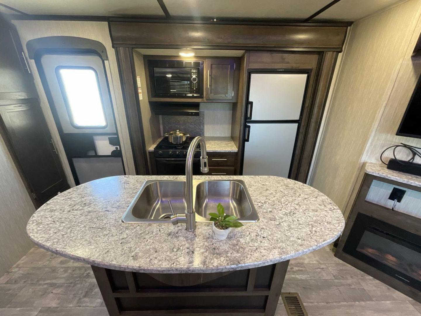 2020 KEYSTONE RV VOLANTE 33BH (4YDT33B26L6) , Length: 37.5 ft. | Dry Weight: 8,284 lbs. | Slides: 3 transmission, located at 4319 N Main Street, Cleburne, TX, 76033, (817) 221-0660, 32.435829, -97.384178 - With the 2020 Keystone RV Volante 33BH travel trailer, the family will sure enjoy every camping trip in all seasons. This trailer comes with ideal amenities to make your stay comfortable. This unit measures 38 ft length, 8 ft width, and 11.6 ft interior height. It has a dry weight of 7,658 lbs along - Photo#10