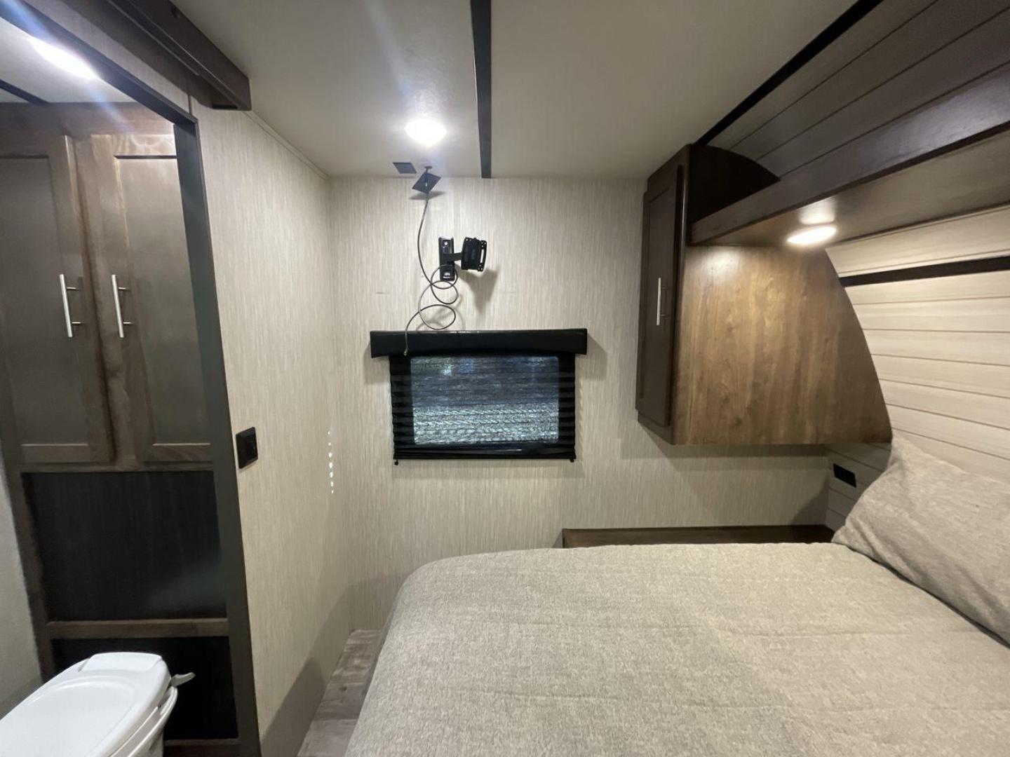 2020 KEYSTONE RV VOLANTE 33BH (4YDT33B26L6) , Length: 37.5 ft. | Dry Weight: 8,284 lbs. | Slides: 3 transmission, located at 4319 N Main Street, Cleburne, TX, 76033, (817) 221-0660, 32.435829, -97.384178 - With the 2020 Keystone RV Volante 33BH travel trailer, the family will sure enjoy every camping trip in all seasons. This trailer comes with ideal amenities to make your stay comfortable. This unit measures 38 ft length, 8 ft width, and 11.6 ft interior height. It has a dry weight of 7,658 lbs along - Photo#18