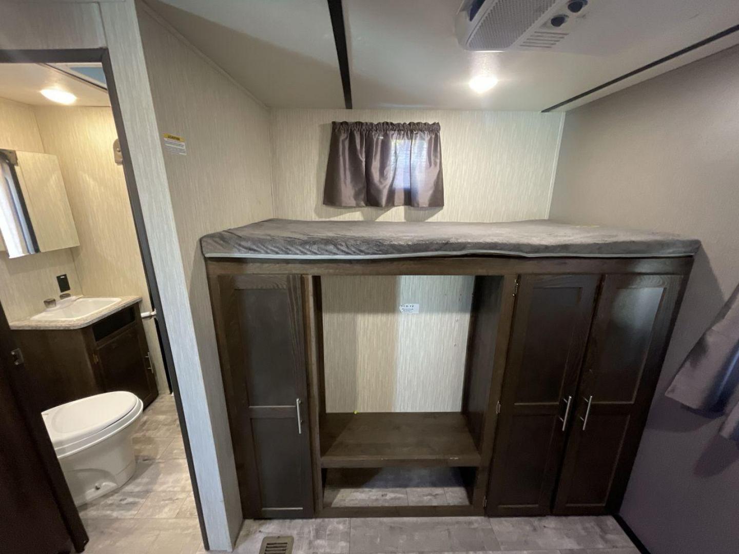 2020 KEYSTONE RV VOLANTE 33BH (4YDT33B26L6) , Length: 37.5 ft. | Dry Weight: 8,284 lbs. | Slides: 3 transmission, located at 4319 N Main Street, Cleburne, TX, 76033, (817) 221-0660, 32.435829, -97.384178 - With the 2020 Keystone RV Volante 33BH travel trailer, the family will sure enjoy every camping trip in all seasons. This trailer comes with ideal amenities to make your stay comfortable. This unit measures 38 ft length, 8 ft width, and 11.6 ft interior height. It has a dry weight of 7,658 lbs along - Photo#20