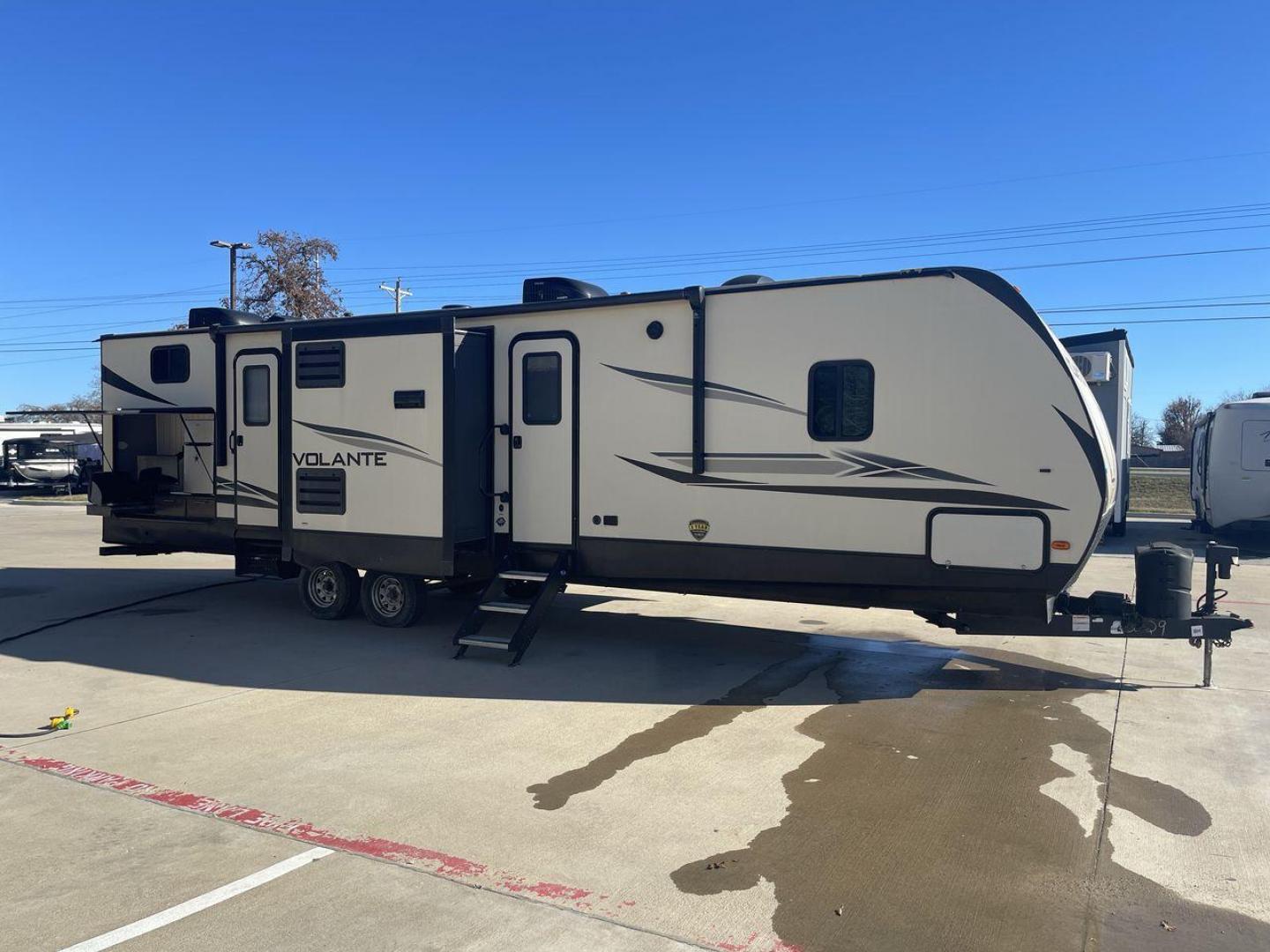 2020 KEYSTONE RV VOLANTE 33BH (4YDT33B26L6) , Length: 37.5 ft. | Dry Weight: 8,284 lbs. | Slides: 3 transmission, located at 4319 N Main Street, Cleburne, TX, 76033, (817) 221-0660, 32.435829, -97.384178 - With the 2020 Keystone RV Volante 33BH travel trailer, the family will sure enjoy every camping trip in all seasons. This trailer comes with ideal amenities to make your stay comfortable. This unit measures 38 ft length, 8 ft width, and 11.6 ft interior height. It has a dry weight of 7,658 lbs along - Photo#24