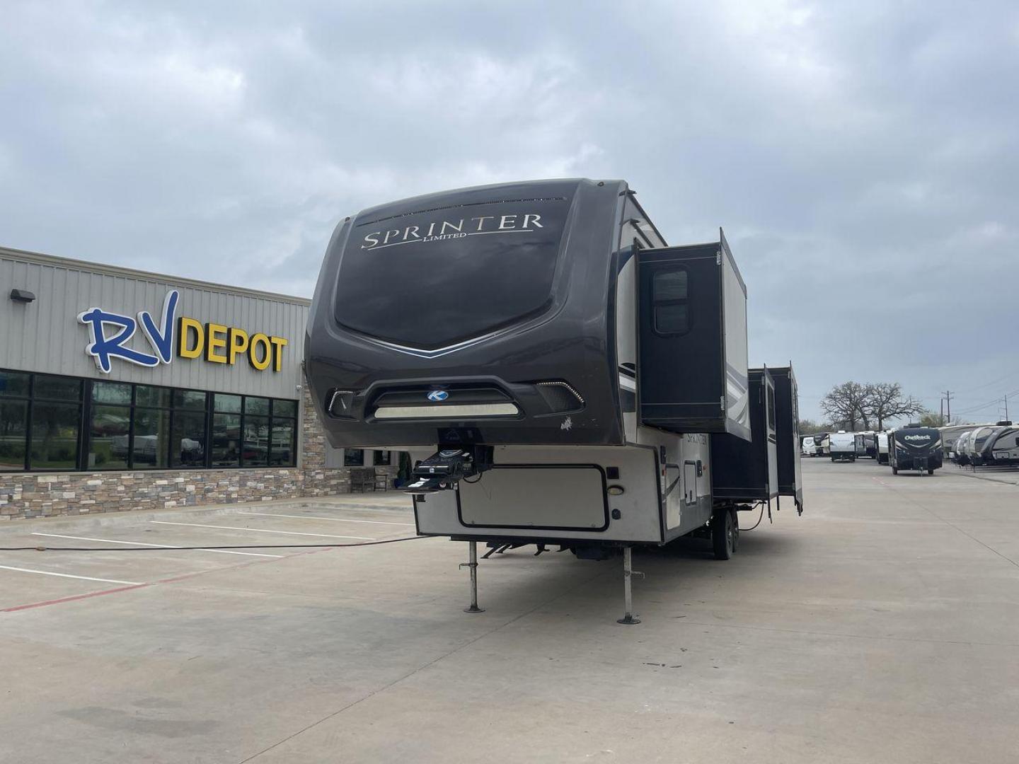 2020 KEYSTONE SPRINTER 3571FWLFT (4YDF35727L1) , located at 4319 N Main Street, Cleburne, TX, 76033, (817) 221-0660, 32.435829, -97.384178 - Photo#0