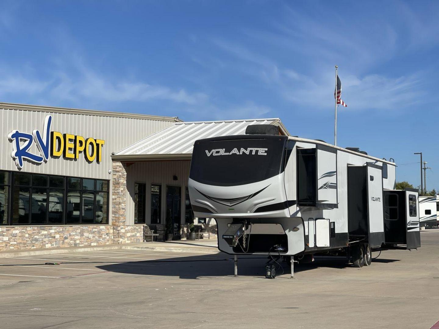 2020 KEYSTONE VOLANTE 3861BL (4YDF38621L9) , Length: 41.92 ft. | Dry Weight: 13,072 lbs. | Slides: 5 transmission, located at 4319 N Main Street, Cleburne, TX, 76033, (817) 221-0660, 32.435829, -97.384178 - The 2020 Keystone Volante 3861BL is a well-designed, family-friendly fifth wheel featuring a unique mid-bunk layout, spacious living areas, and luxurious amenities. It’s ideal for families or groups who want a fifth wheel that combines comfort with functionality, offering plenty of sleeping option - Photo#0