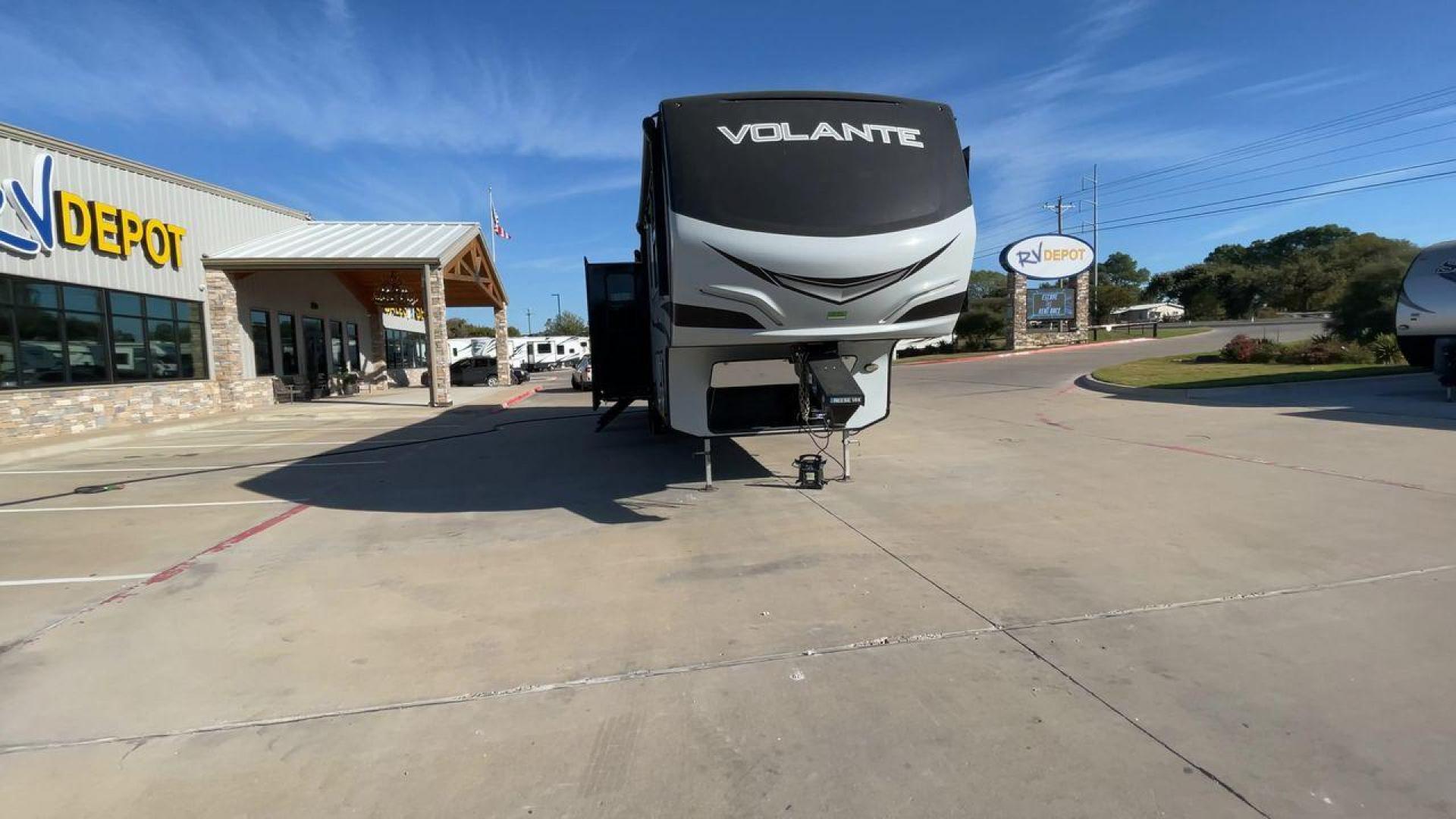 2020 KEYSTONE VOLANTE 3861BL (4YDF38621L9) , Length: 41.92 ft. | Dry Weight: 13,072 lbs. | Slides: 5 transmission, located at 4319 N Main Street, Cleburne, TX, 76033, (817) 221-0660, 32.435829, -97.384178 - The 2020 Keystone Volante 3861BL is a well-designed, family-friendly fifth wheel featuring a unique mid-bunk layout, spacious living areas, and luxurious amenities. It’s ideal for families or groups who want a fifth wheel that combines comfort with functionality, offering plenty of sleeping option - Photo#4