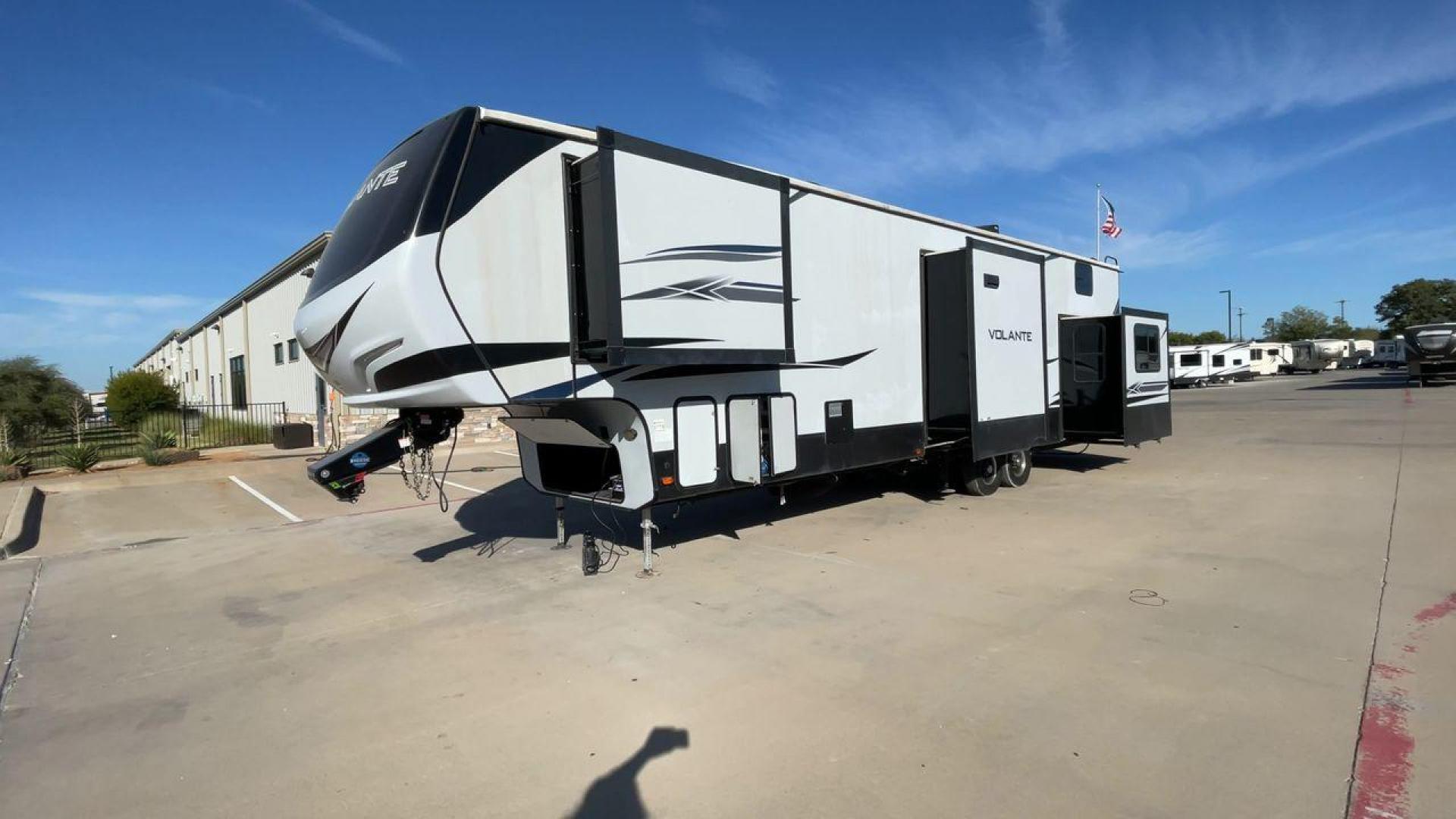 2020 KEYSTONE VOLANTE 3861BL (4YDF38621L9) , Length: 41.92 ft. | Dry Weight: 13,072 lbs. | Slides: 5 transmission, located at 4319 N Main Street, Cleburne, TX, 76033, (817) 221-0660, 32.435829, -97.384178 - The 2020 Keystone Volante 3861BL is a well-designed, family-friendly fifth wheel featuring a unique mid-bunk layout, spacious living areas, and luxurious amenities. It’s ideal for families or groups who want a fifth wheel that combines comfort with functionality, offering plenty of sleeping option - Photo#5