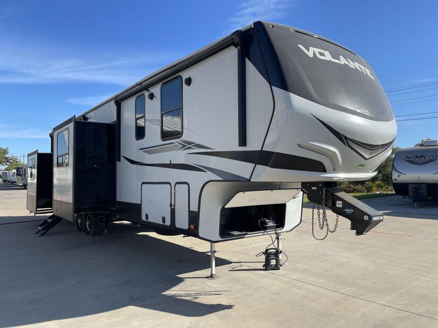 2020 KEYSTONE VOLANTE 3861BL (4YDF38621L9) , Length: 41.92 ft. | Dry Weight: 13,072 lbs. | Slides: 5 transmission, located at 4319 N Main Street, Cleburne, TX, 76033, (817) 221-0660, 32.435829, -97.384178 - The 2020 Keystone Volante 3861BL is a well-designed, family-friendly fifth wheel featuring a unique mid-bunk layout, spacious living areas, and luxurious amenities. It’s ideal for families or groups who want a fifth wheel that combines comfort with functionality, offering plenty of sleeping option - Photo#23